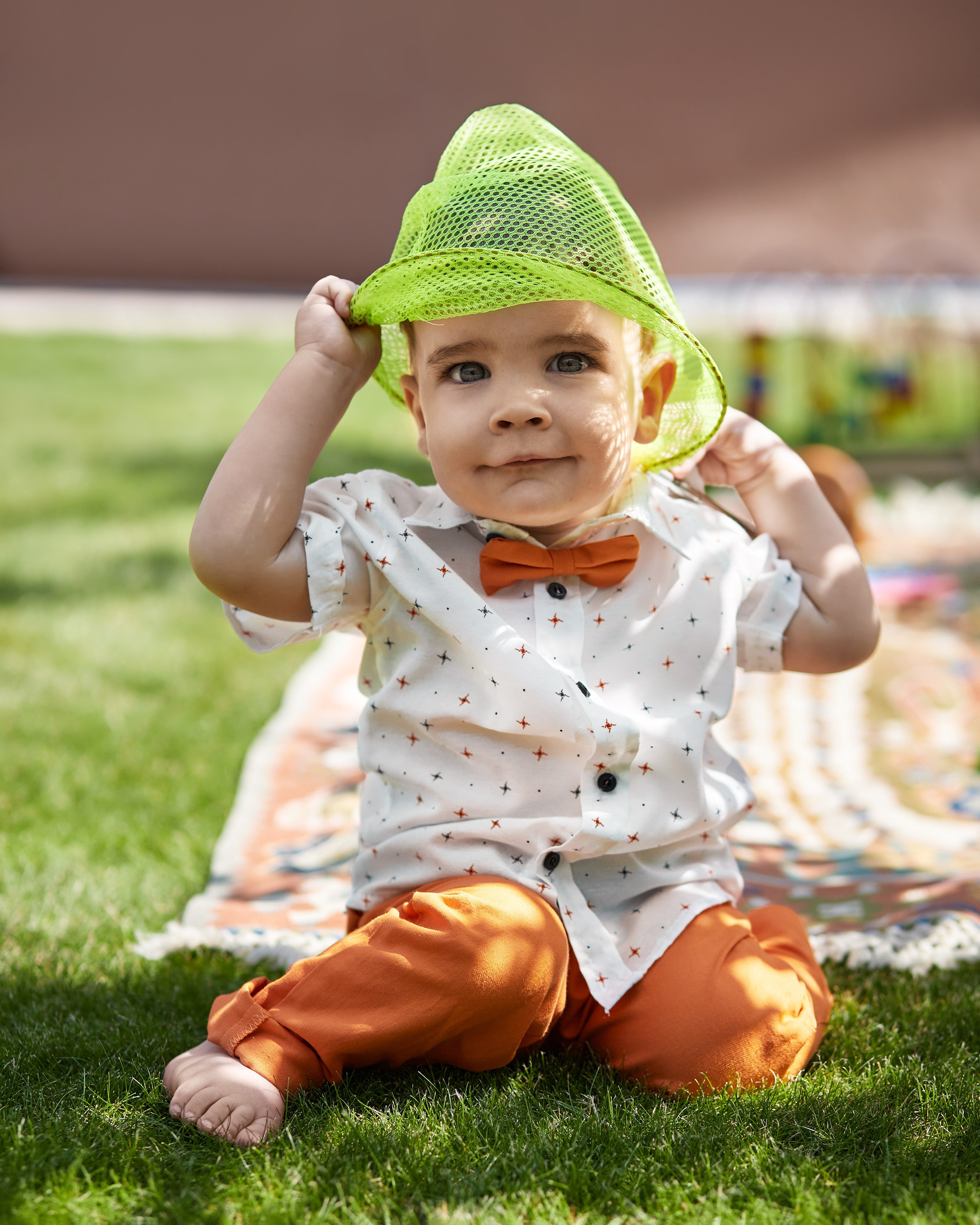 Детская фотосессия на природе в Минске — малыш 1-2 года на зеленой траве, летняя детская фотография