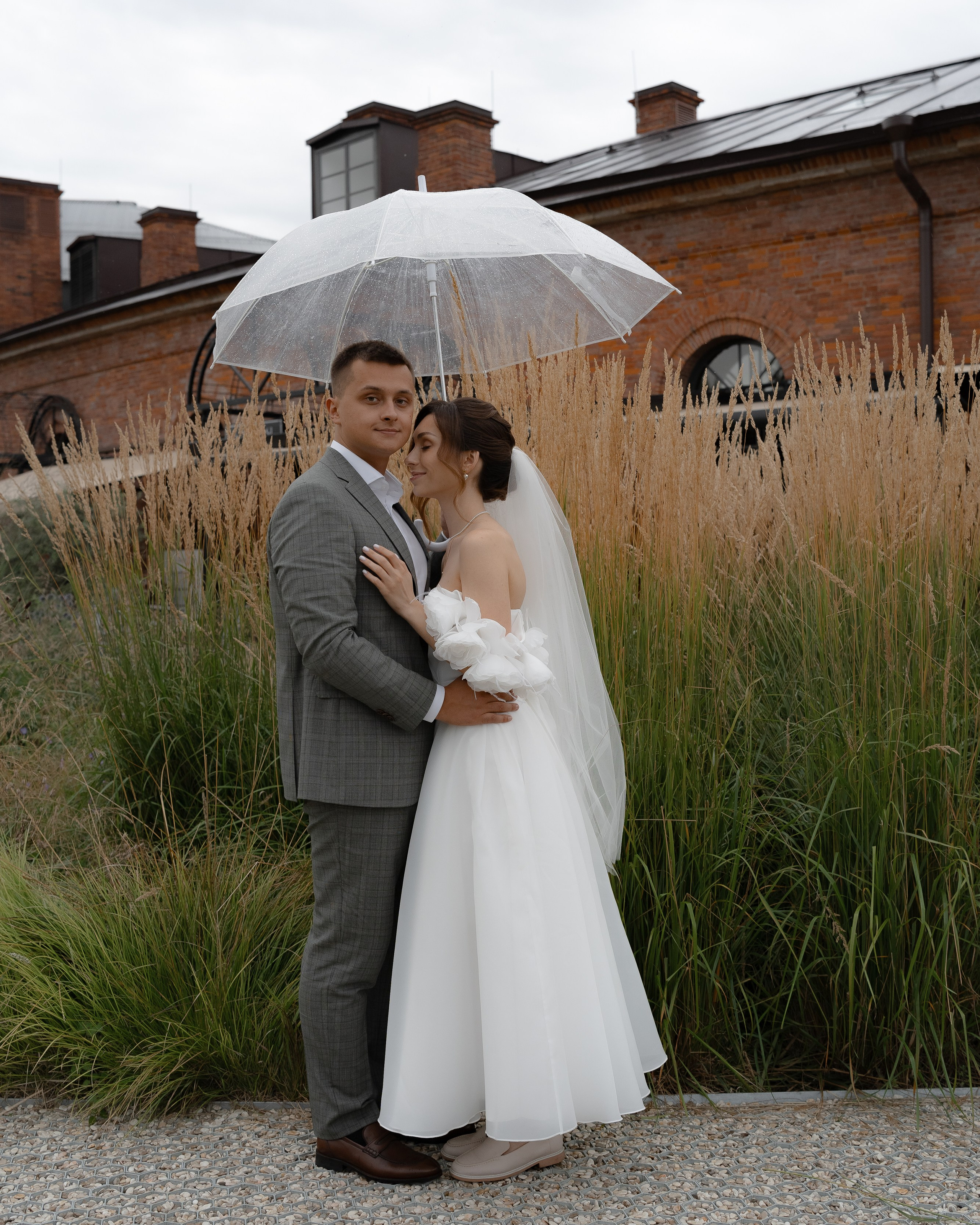 Пара молодожёнов под дождём