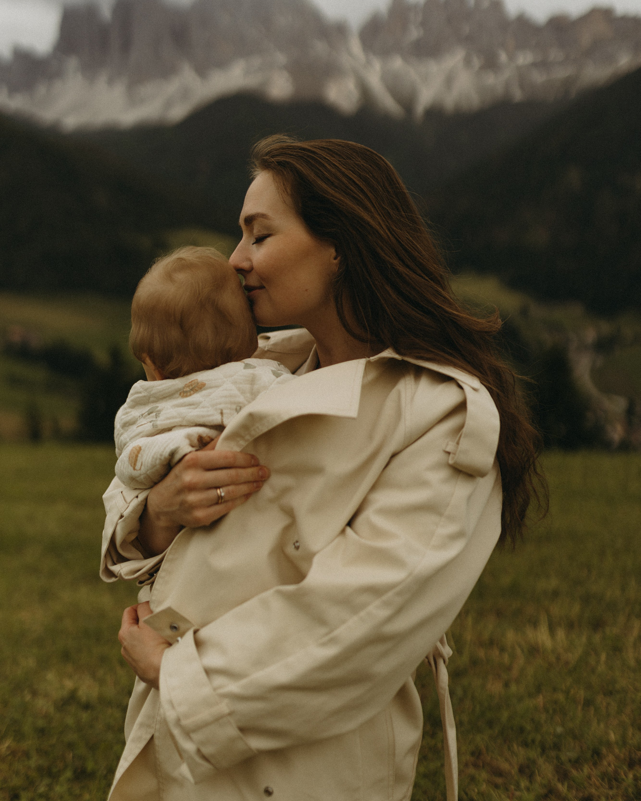 About me. Polina Sobol — family & documentary photographer in Bern. Outdoor & urban photo sessions for families, kids and couples