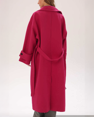 Каталожный исходник для ИИ-визуала — вид со спины ярко-розового пальто на студийном фоне