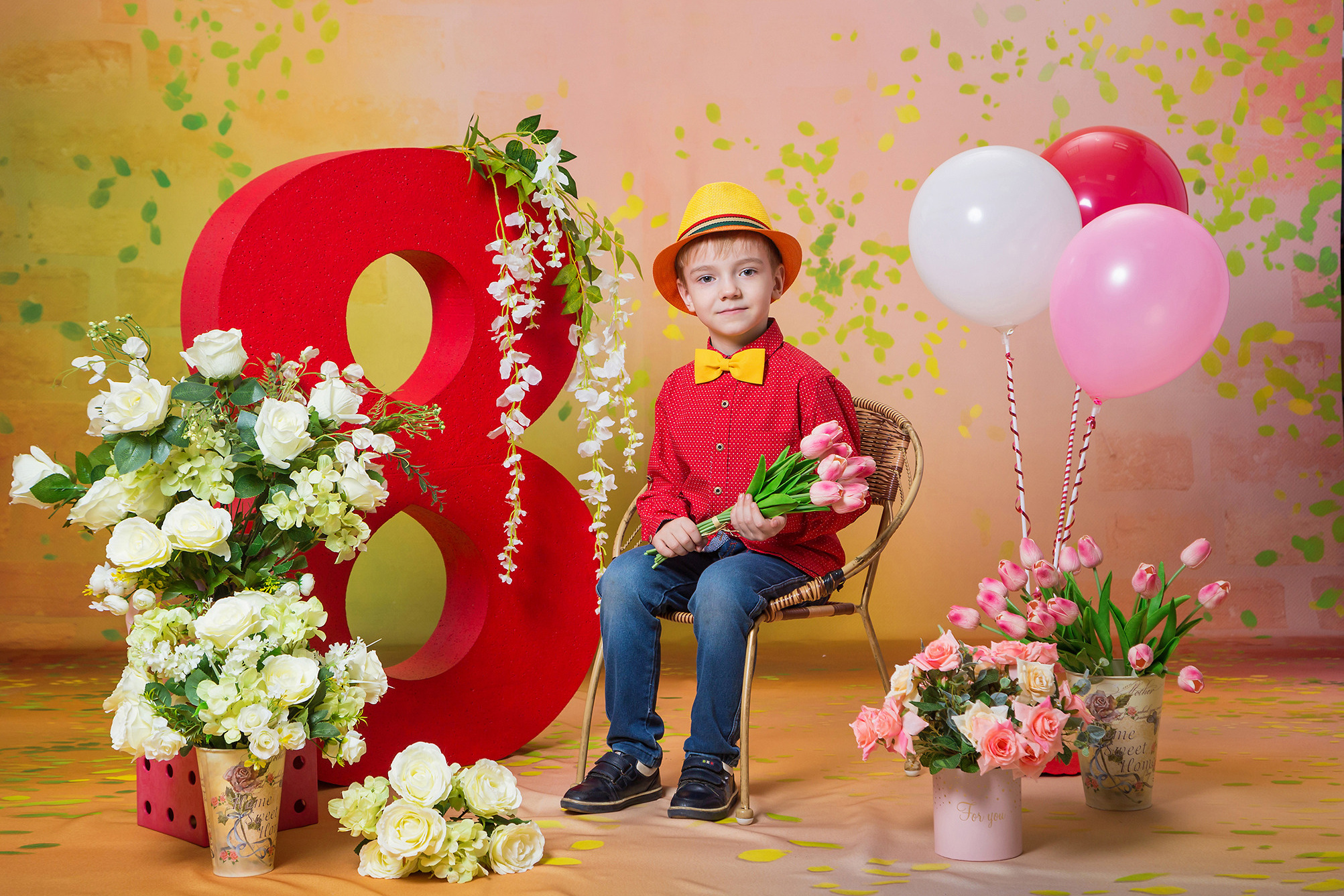 Тематическая выездная костюмированная фотосессия в детском саду к 8 марта. Ребенок с цветами. Большая цифра восемь. Шарики.