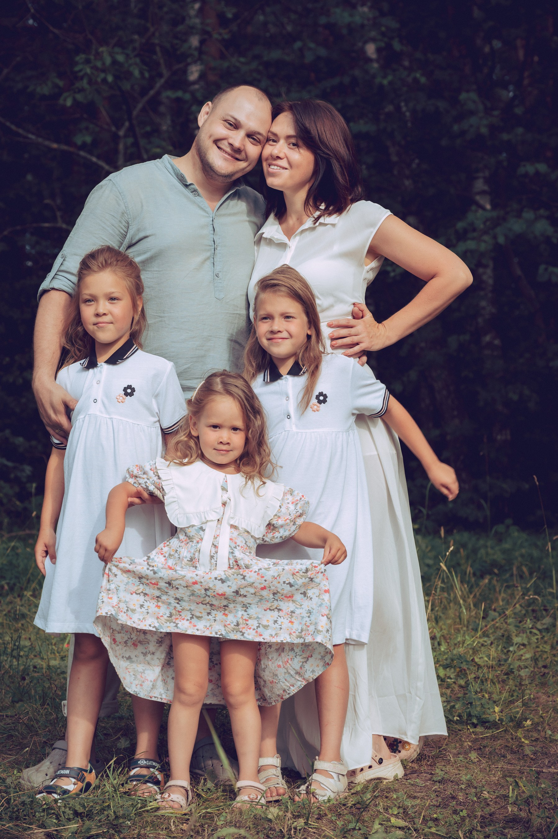 семейная фотография многодетной семьи мама папа и три дочери стоят вместе на опушке леса фотограф Руслан Каримов