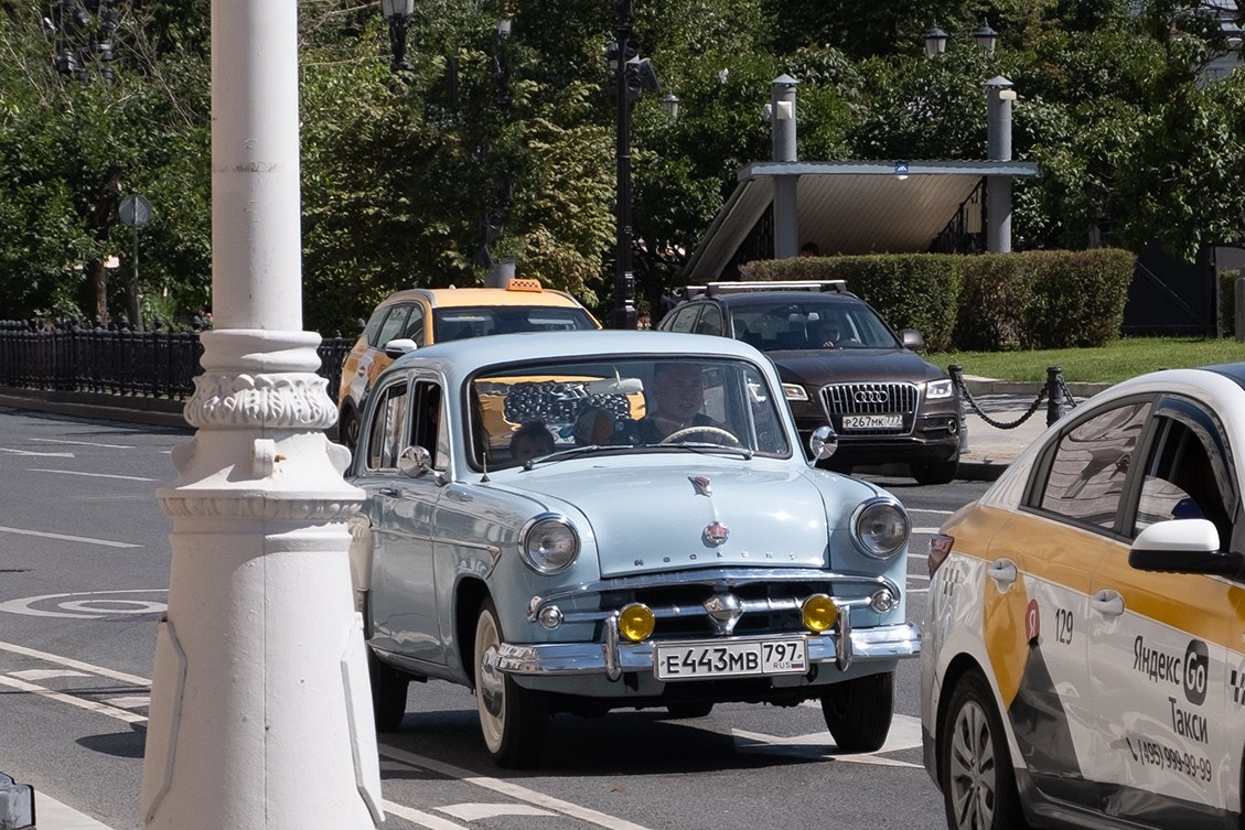 Голубой Москвич-402 на улицах Москвы