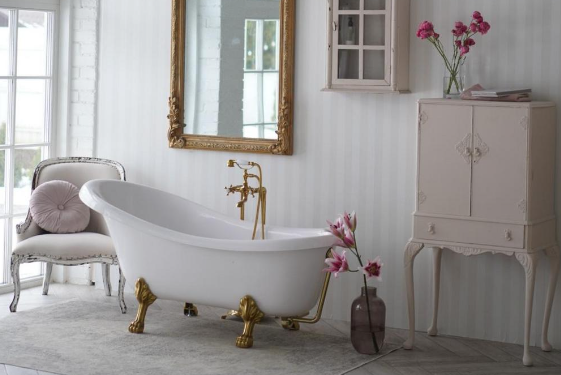 белая старинная ванная в будуаре