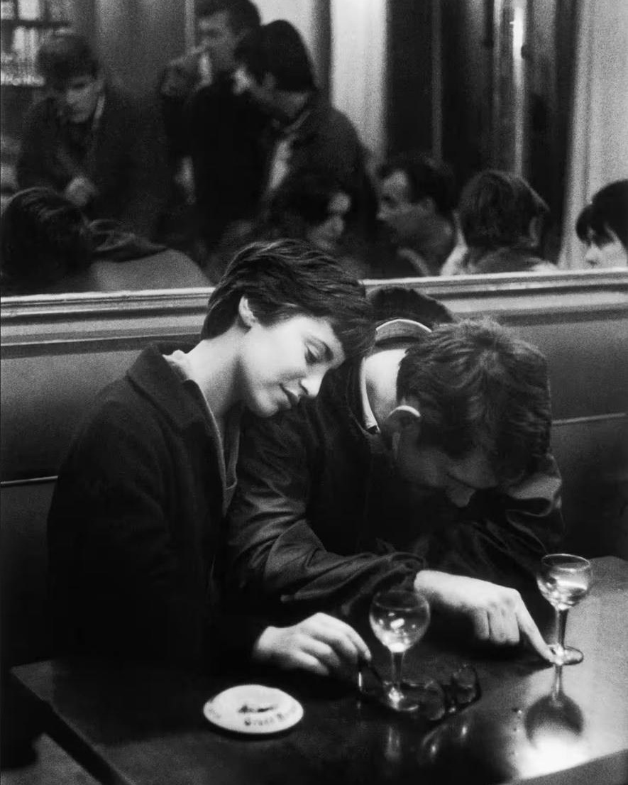Пара в кафе «La Methode» на фото ChristerStrömholm, Париж, Франция, 1960 год