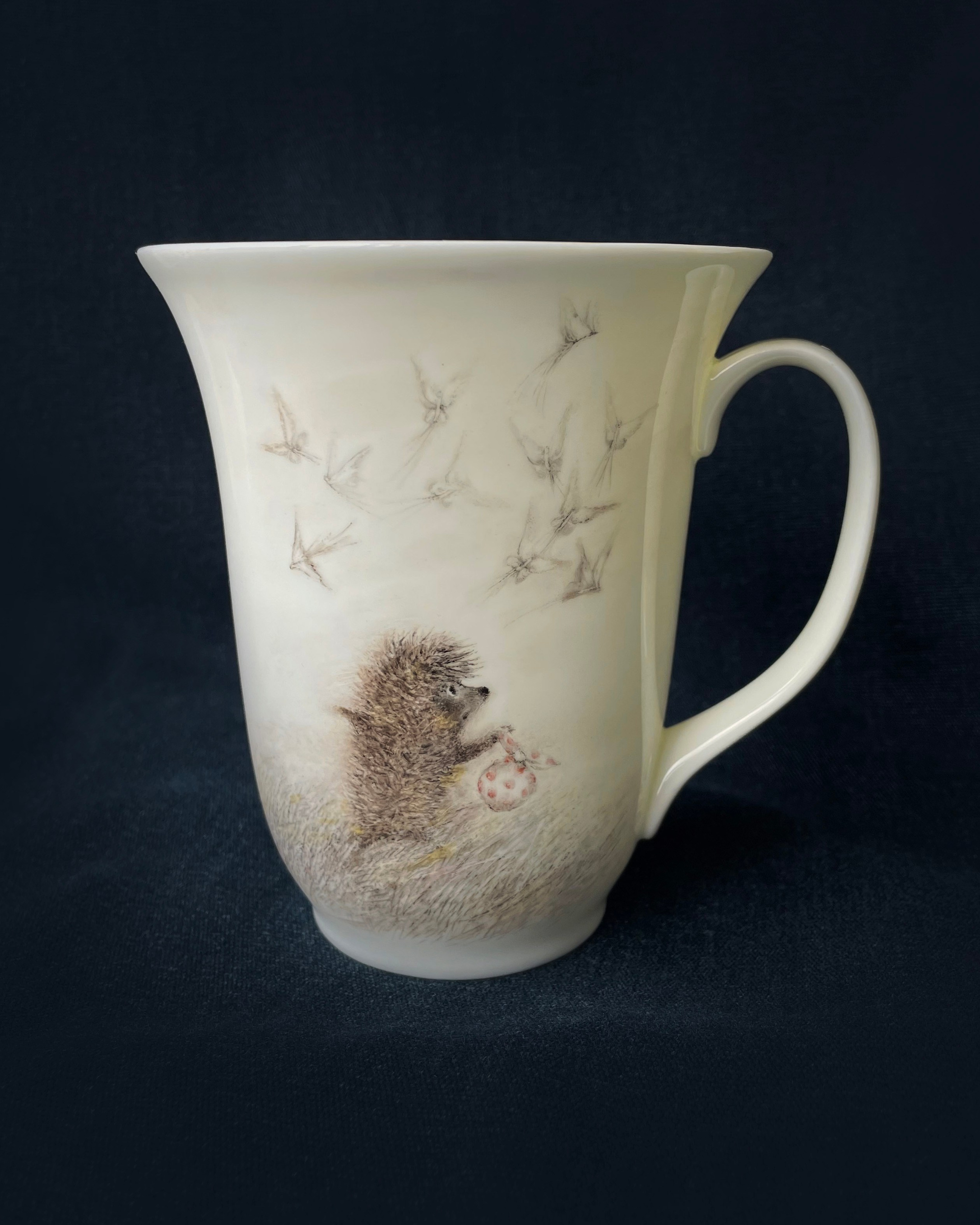 Ежик в тумане. Костяной фарфор ИФЗ. Надглазурная роспись по фарфору в Санкт-Петербурге.