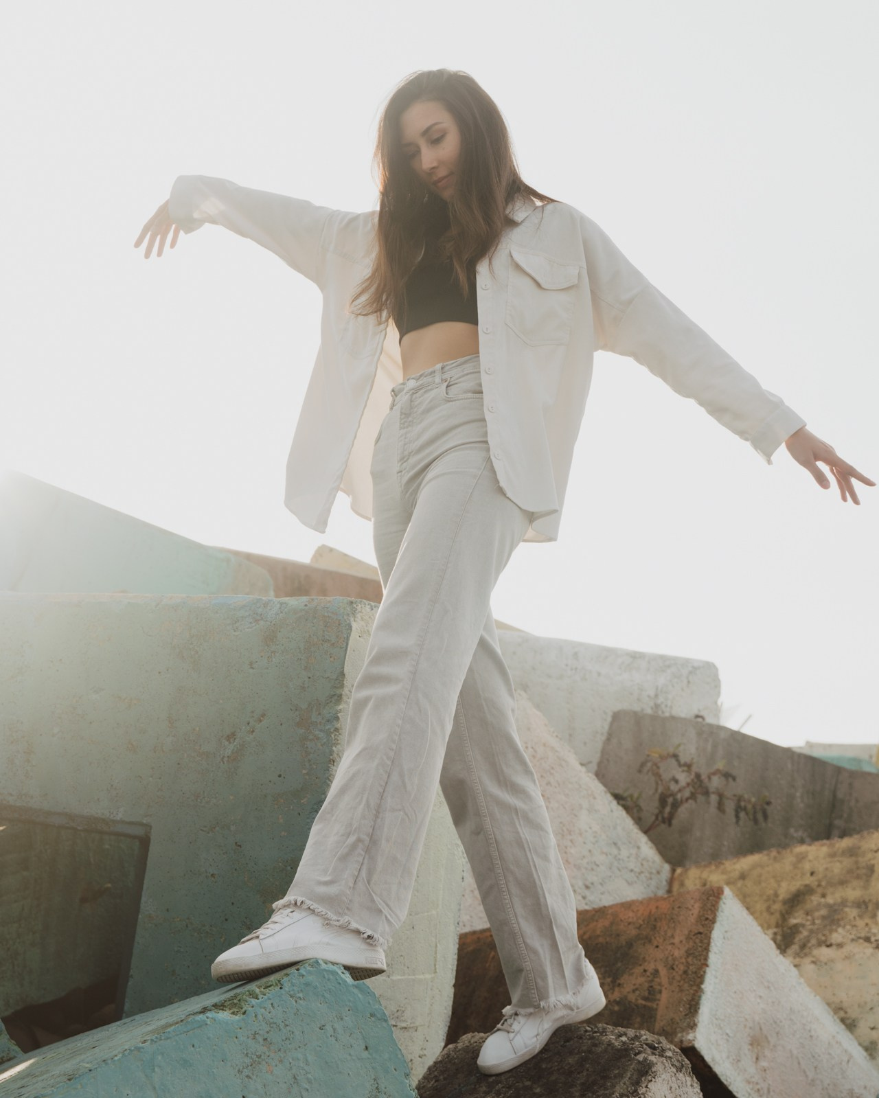 Фотокадр девушки в движении на камнях