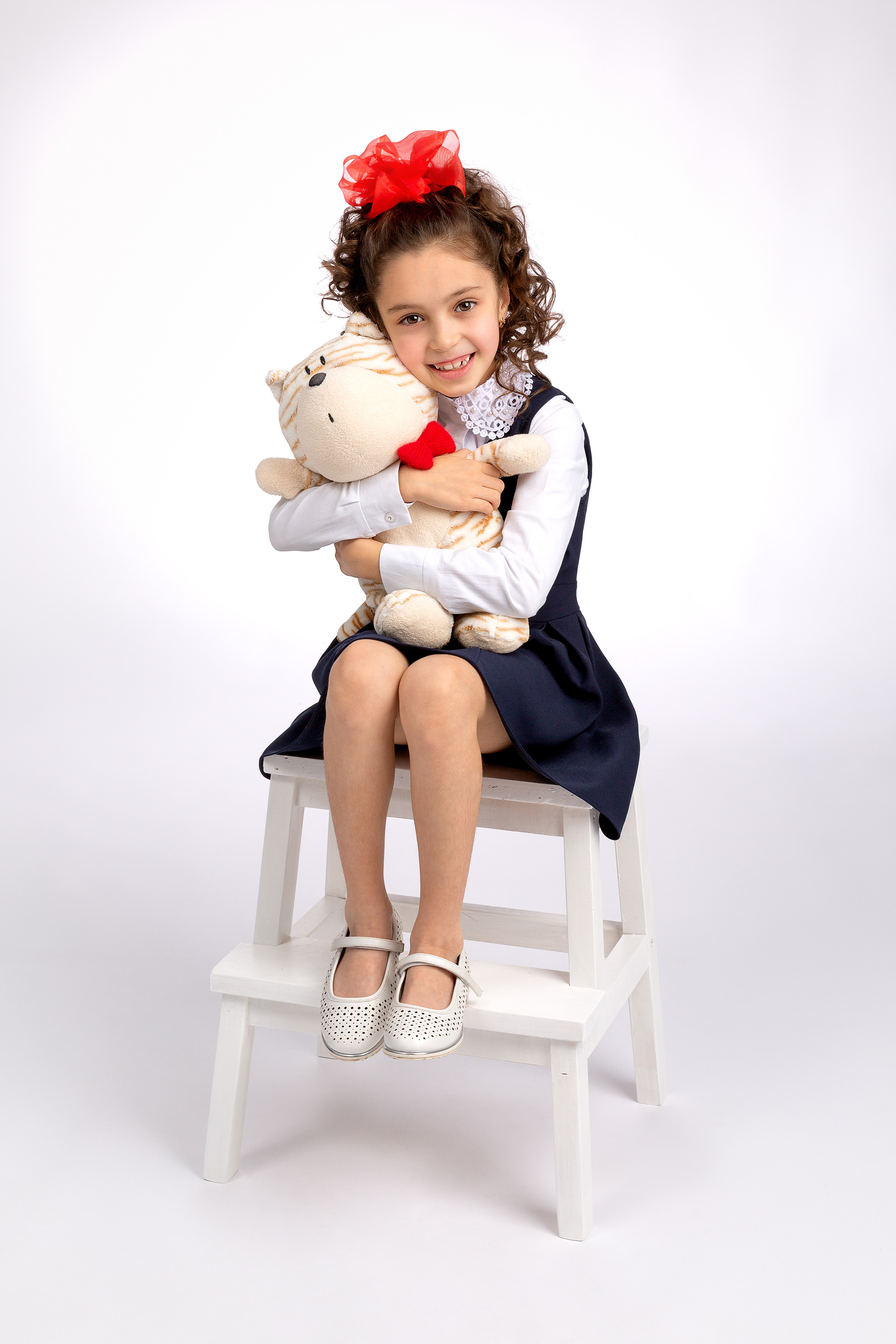 Второклашка и её любимая игрушка в фотостудии Арамили.