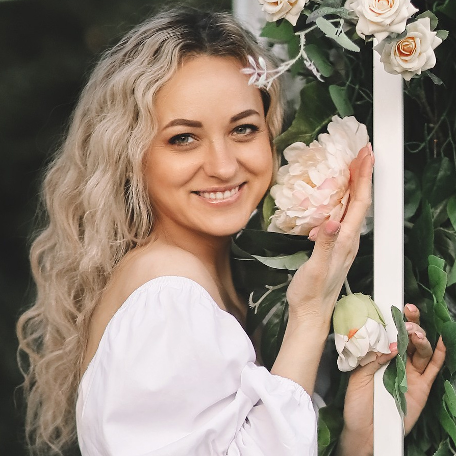 Беременная девушка в длинном платье около сирени, фотосессия беременности, позирование беременной. 