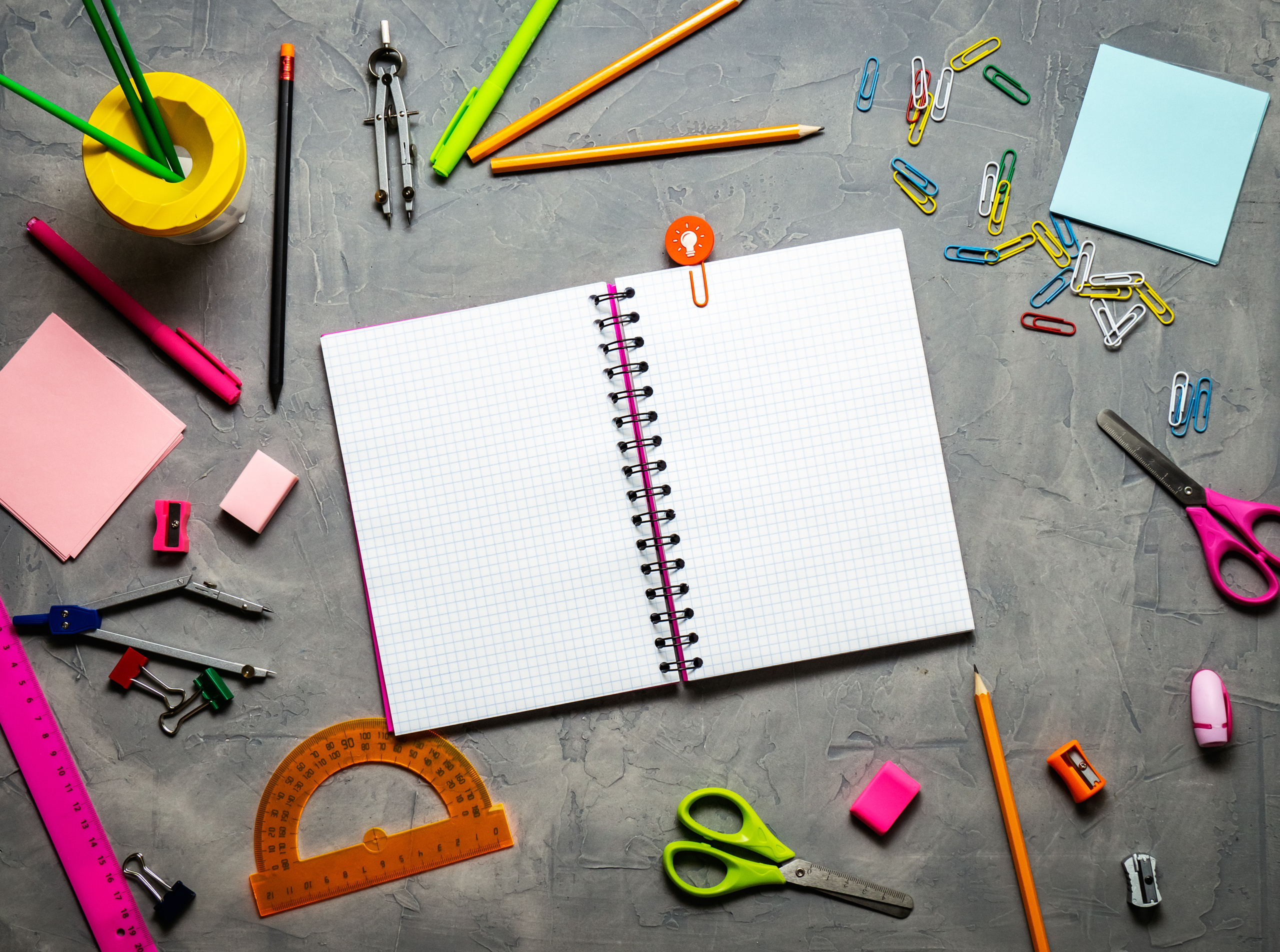 Школьные канцелярские принадлежности. Купить коммерческие фотографии для использования в дизайне и рекламе