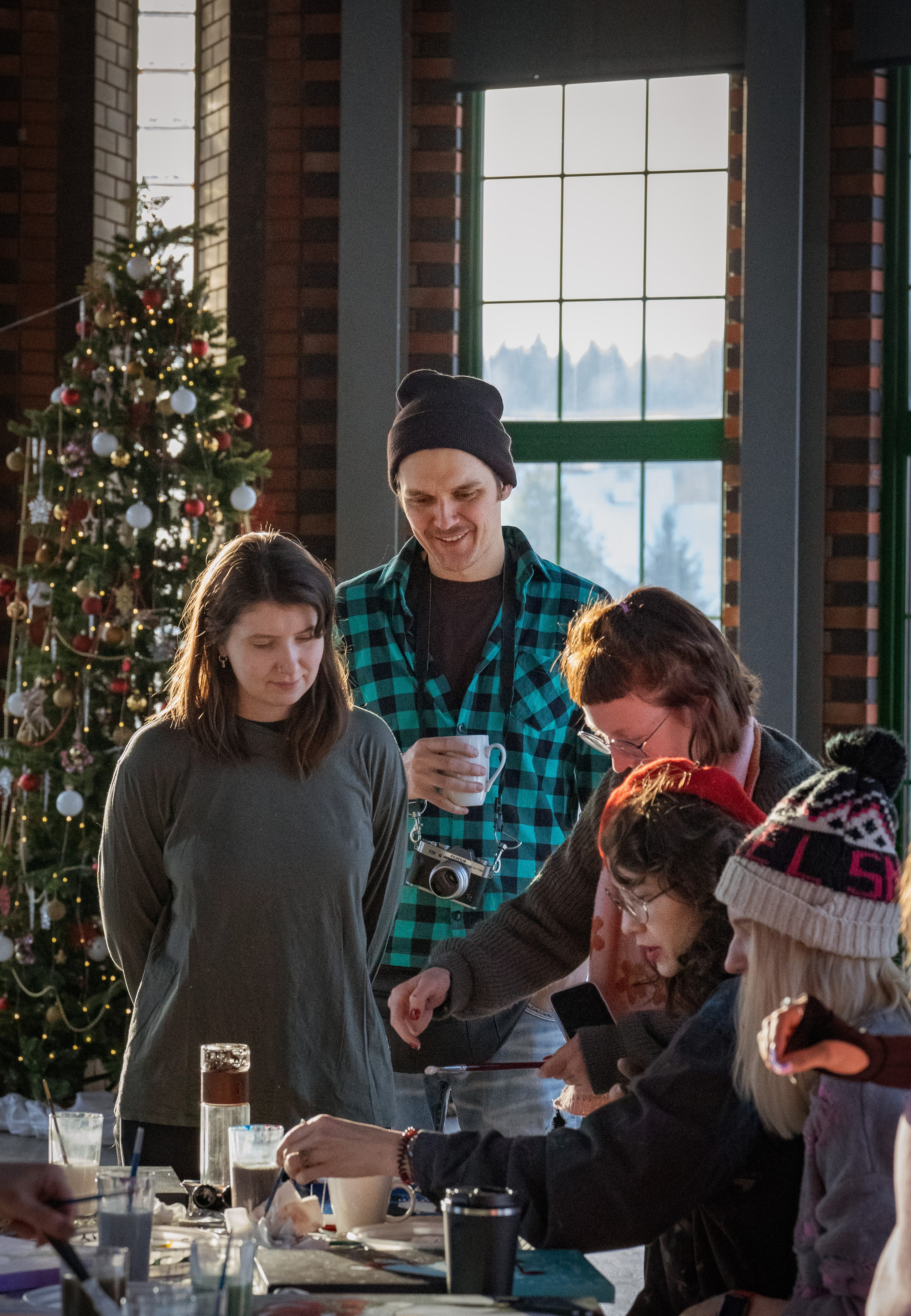 Люди наблюдают за работой художника.