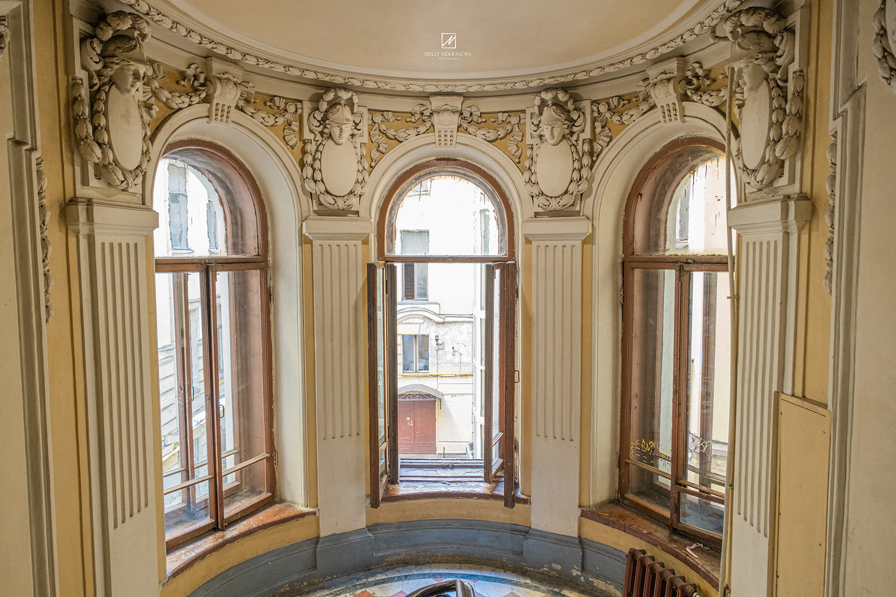 Парадная дома Блокка на Невском проспекте. Фотограф и искусствовед в Туле и Санкт-Петербурге Нелли Некрасова
