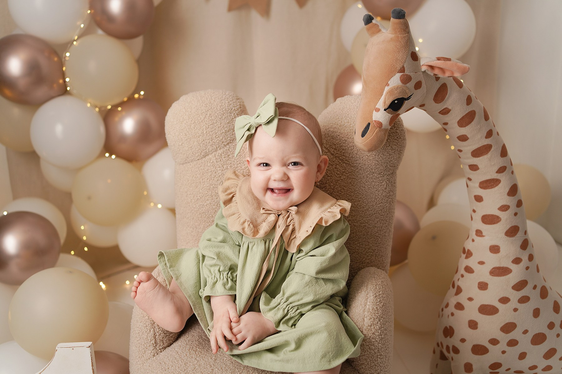 Детская фотосессия прошла в уютной детской фотостудии.