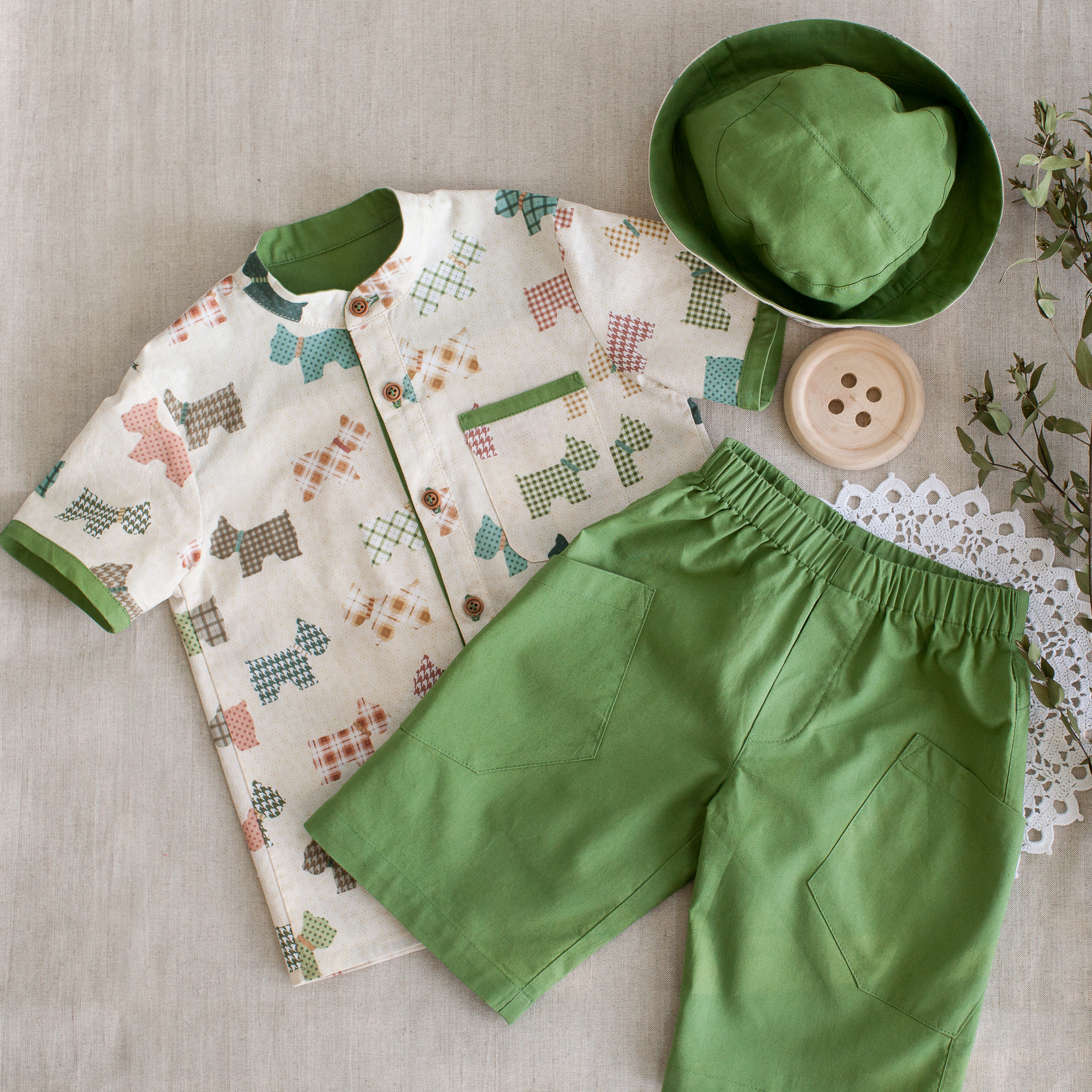 Комплект для мальчика: рубашка, шорты, панама в бело-зеленых тонах