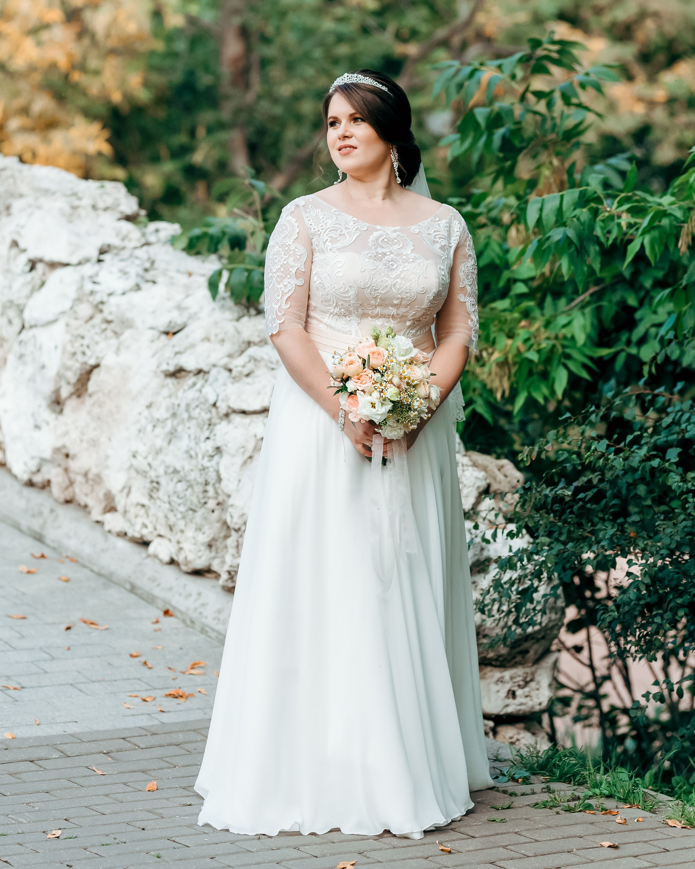 Девочка на улице в розовом костюме на велосипеде