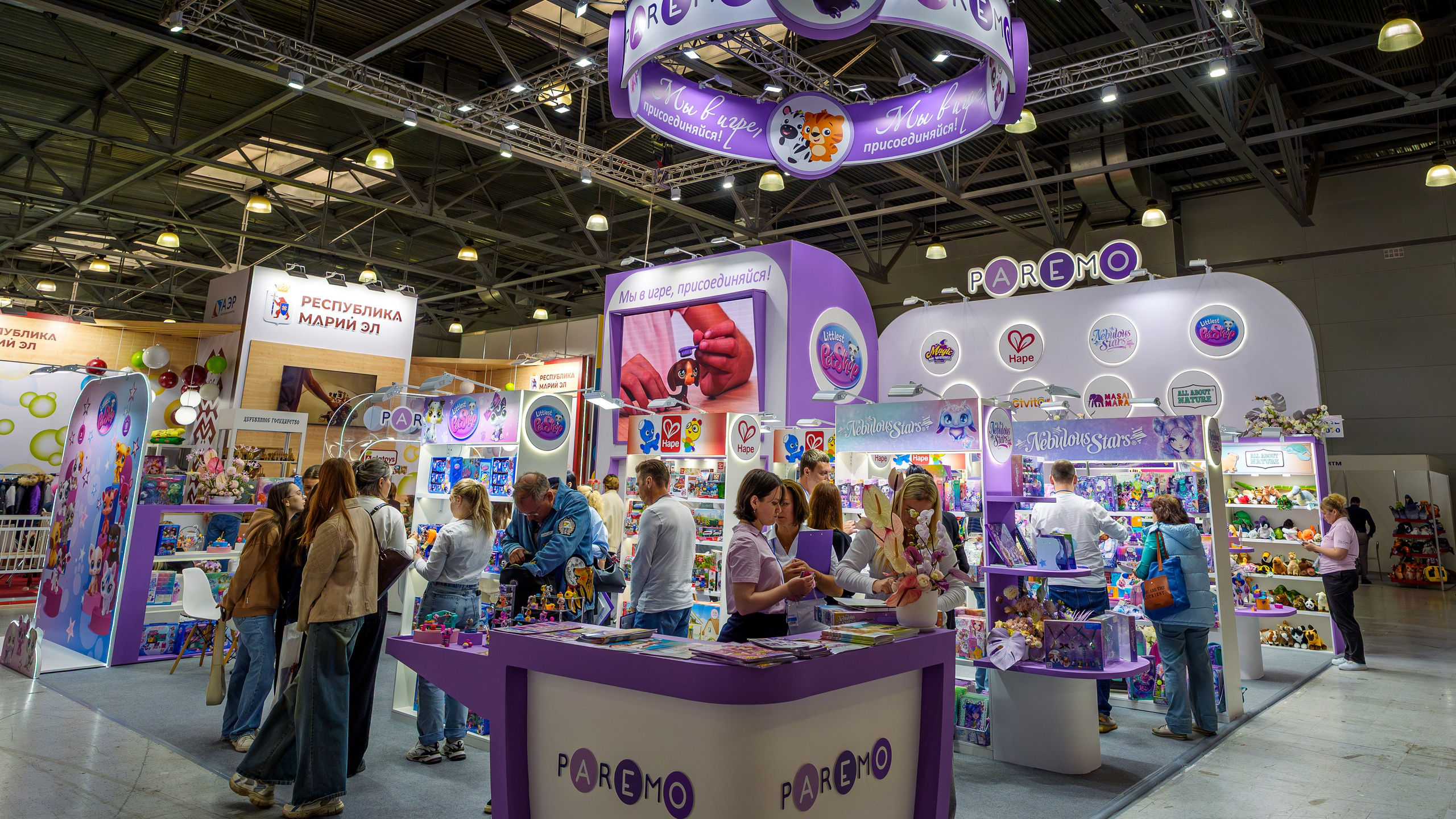 Репортаж с выставки игрушек: стенд, свет, менеджеры и посетители | TrendFrame