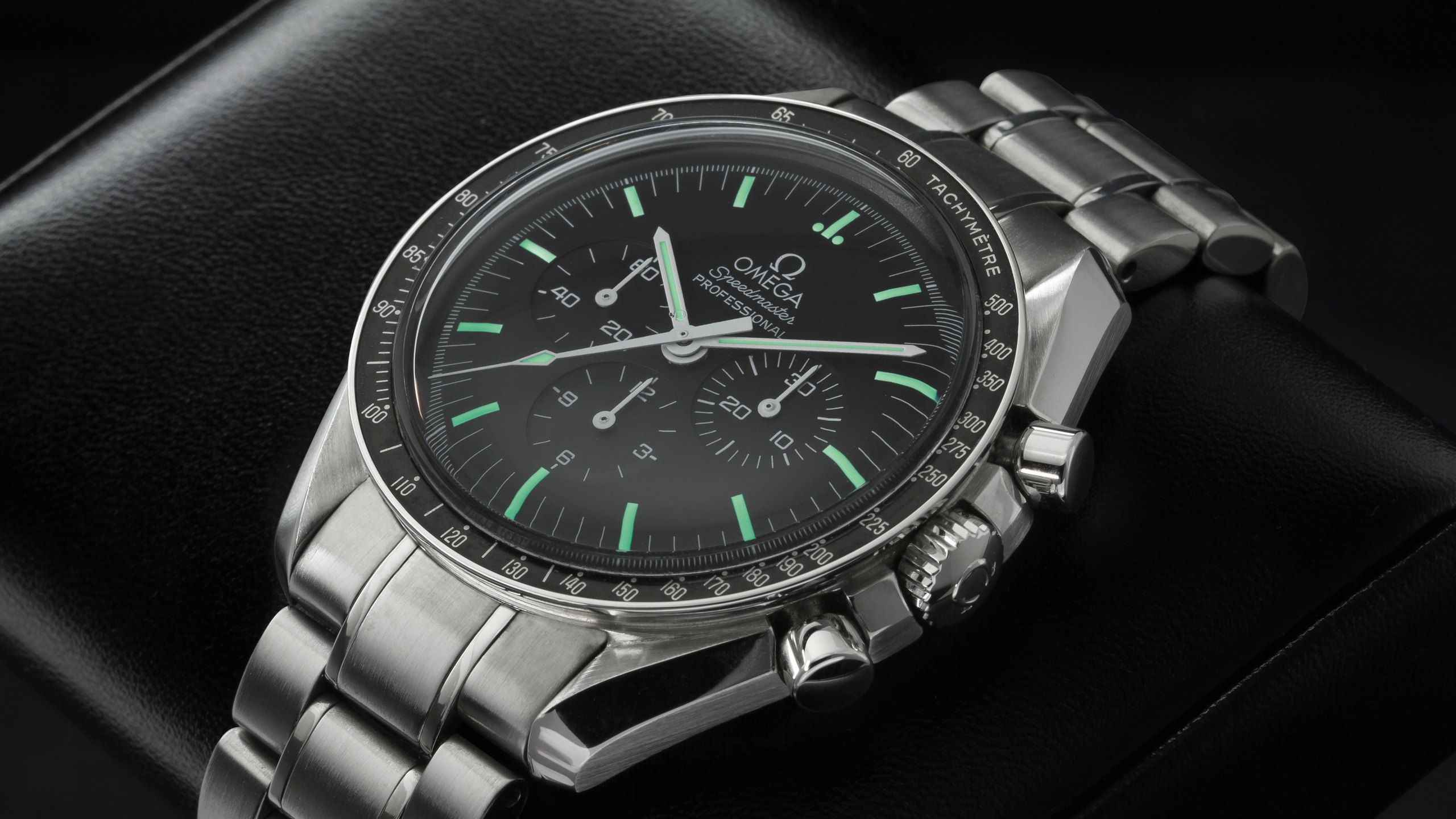 Предметная фотосъёмка часов Omega — макро, матовый металл на чёрной коже | TrendFrame