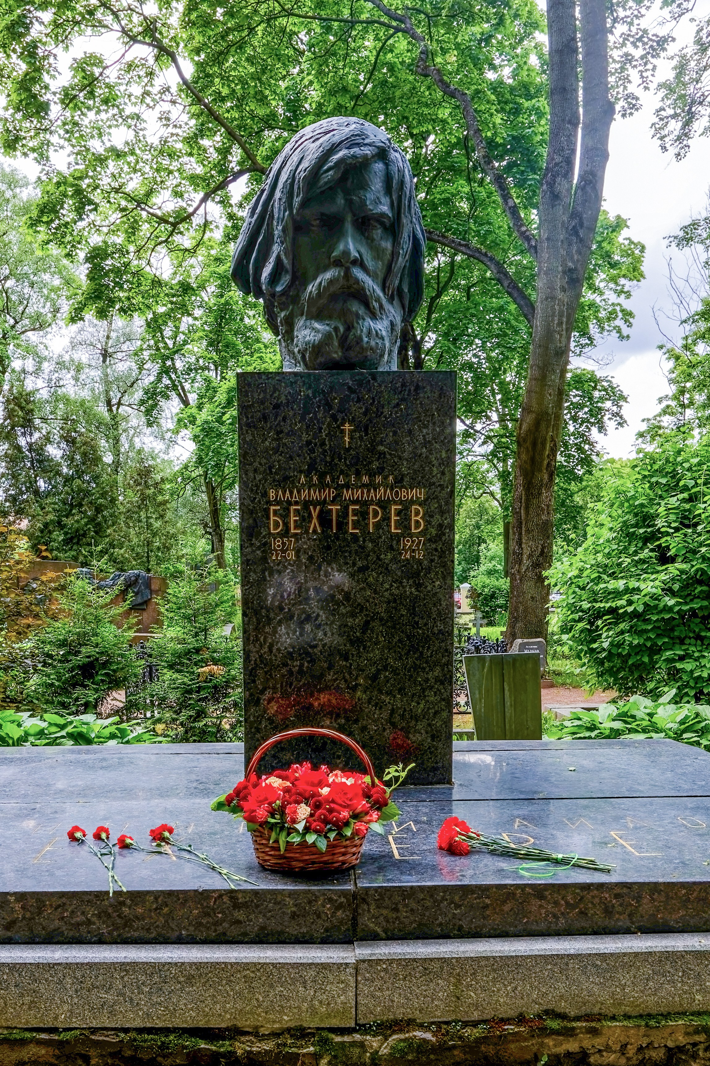 Огромный бронзовый бюст академика Владимира Бехтерева, Литераторские мостки, Волковское православное кладбище, Петербург.