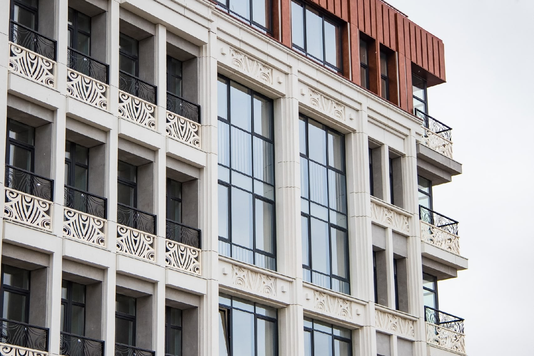 «Романтичный момент молодоженов в день свадьбы с трогательной атмосферой»