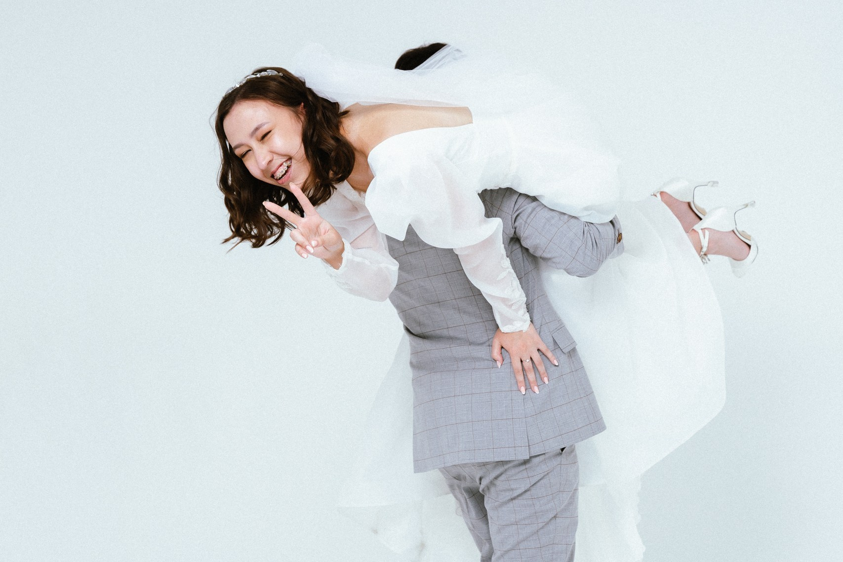 Студийная фотография на синем фоне с красным очертанием лица на лице девушки.