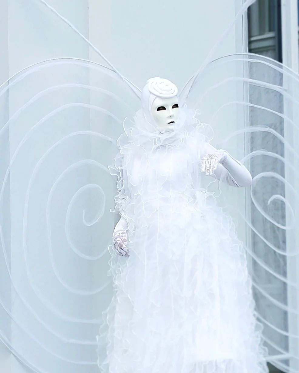 Персонаж белая Бабочка. Мимы и Ходулисты на встречу гостей. Москва