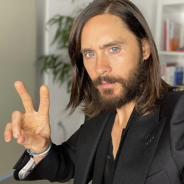 Поздравление от известного персонажа — уникальный подарок с голосом и образом знаменитости. Pantheon Genesis — студия нейрокреатива