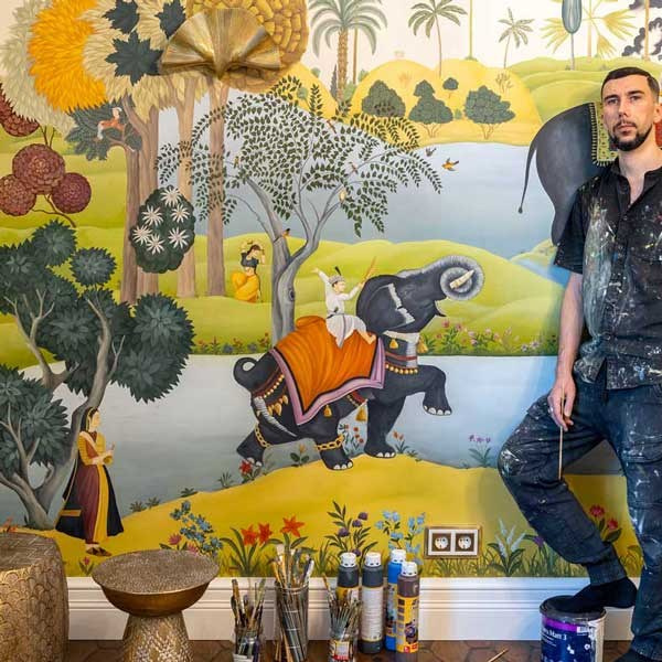 Роспись стены со слонами