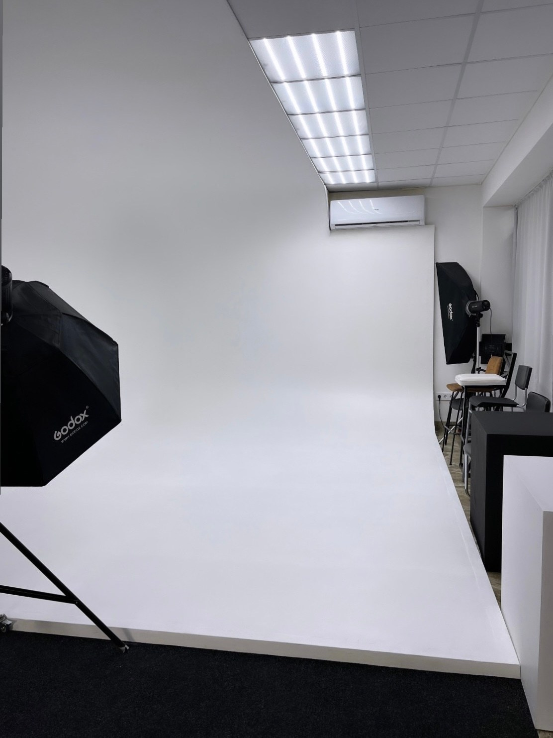 фотоостудия с циклорамой, циклорама, белый фон, белая стена.