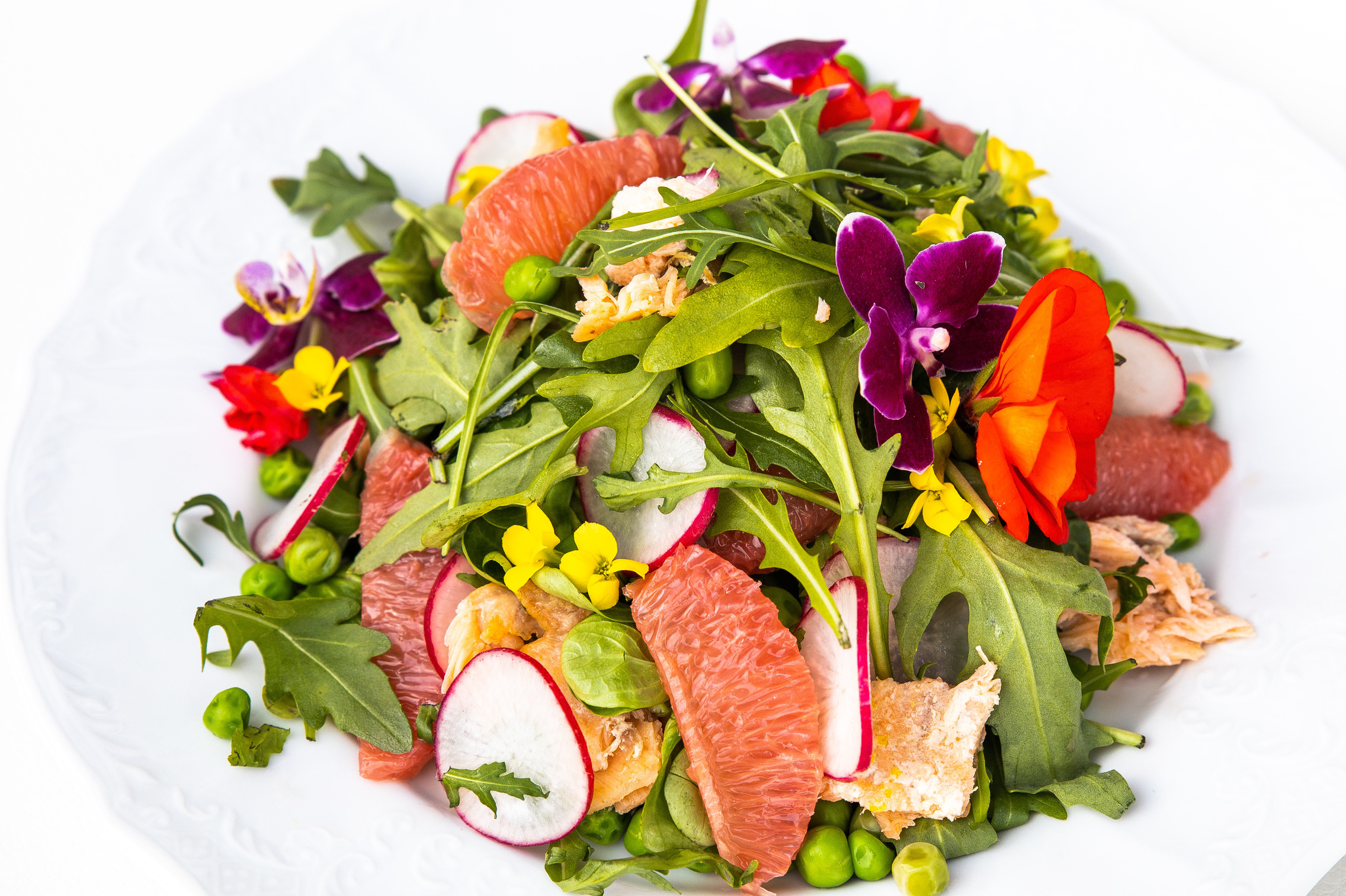 Салат из красной рыбы, горошка, грейпфрута и фиалками  