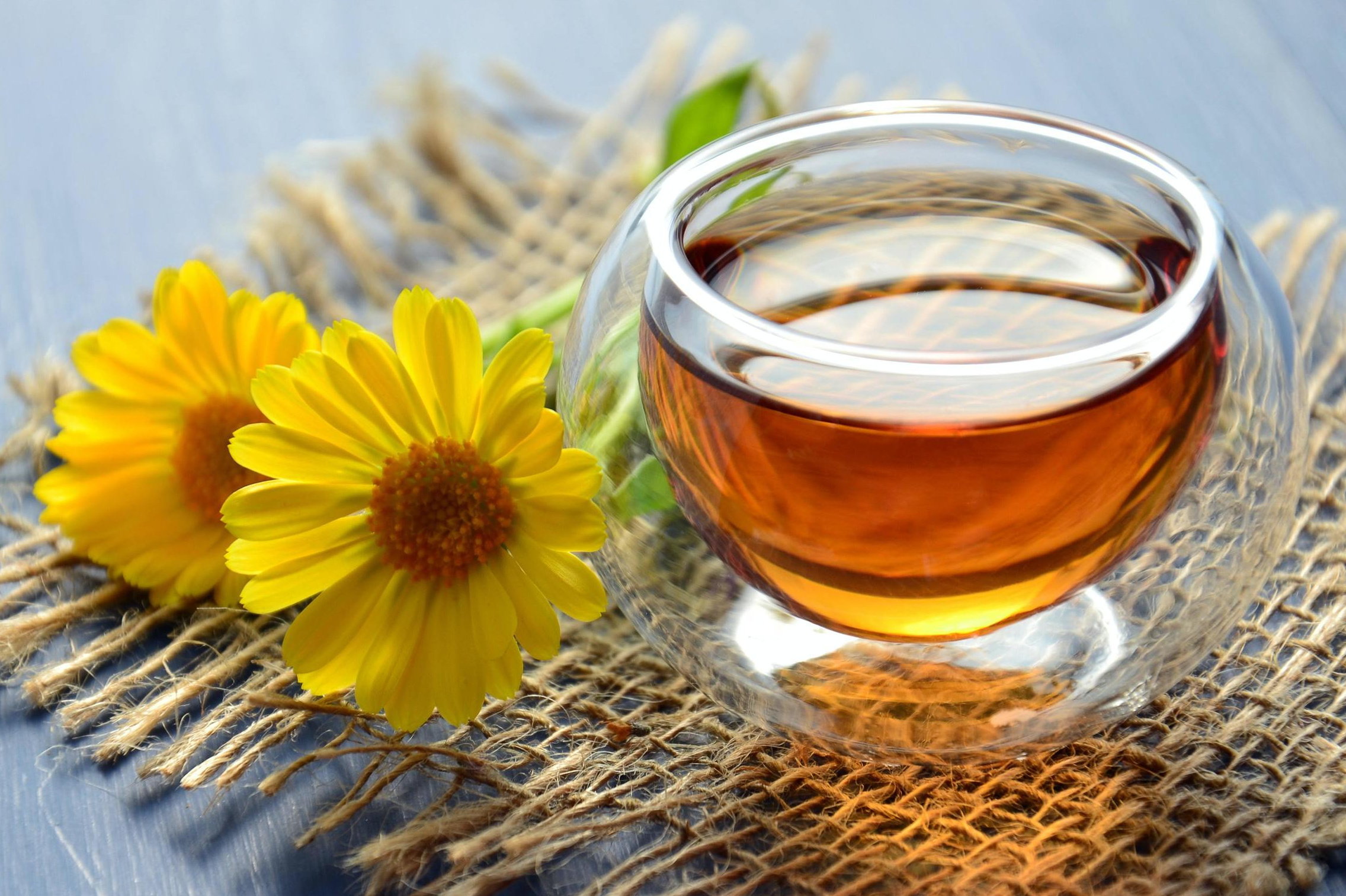 Холодный ромашковый чай для свадебного банкетного стола