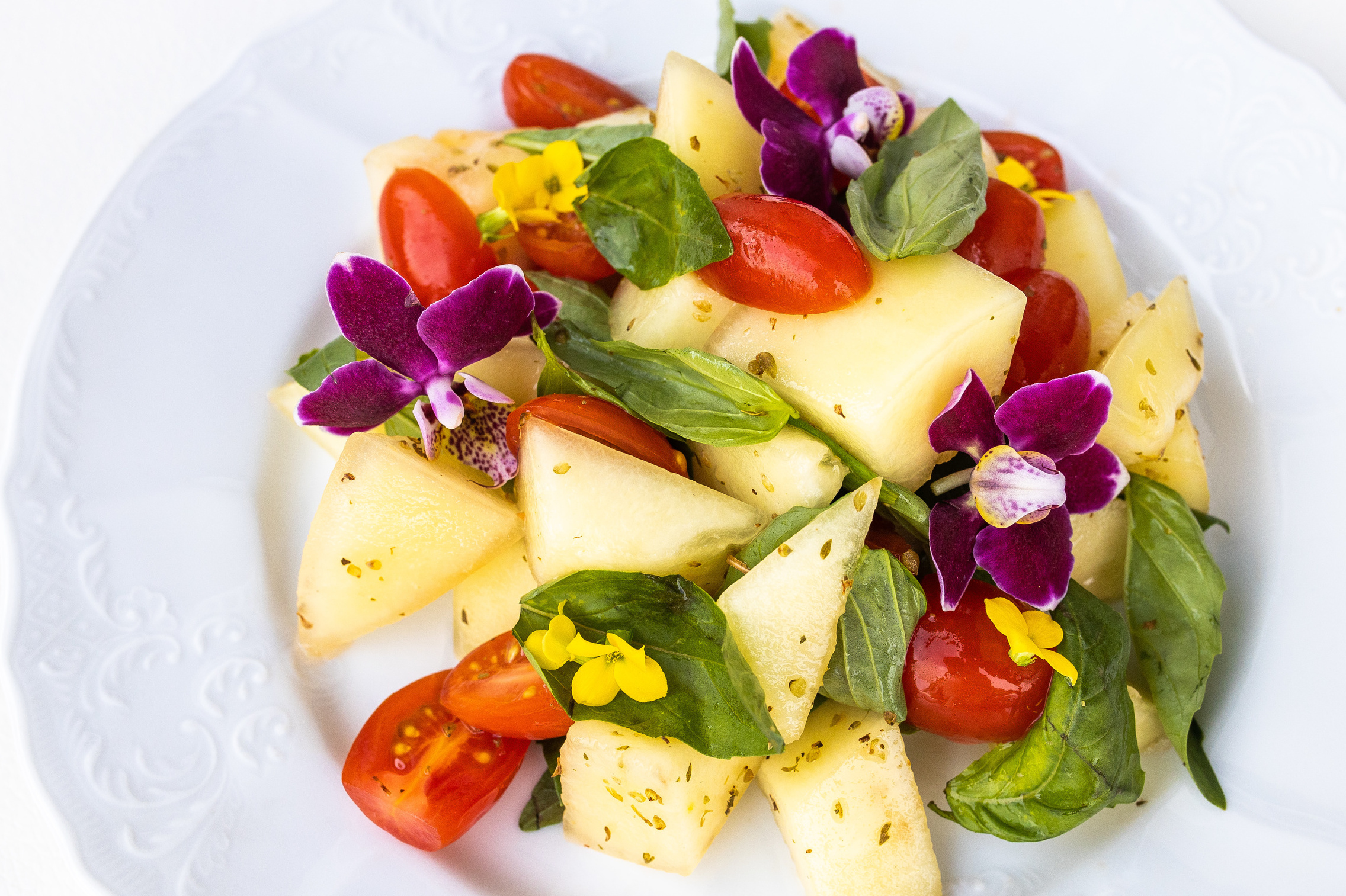 Цветочные закуски Дыня с помидорами, базиликом с цветками фиалки 