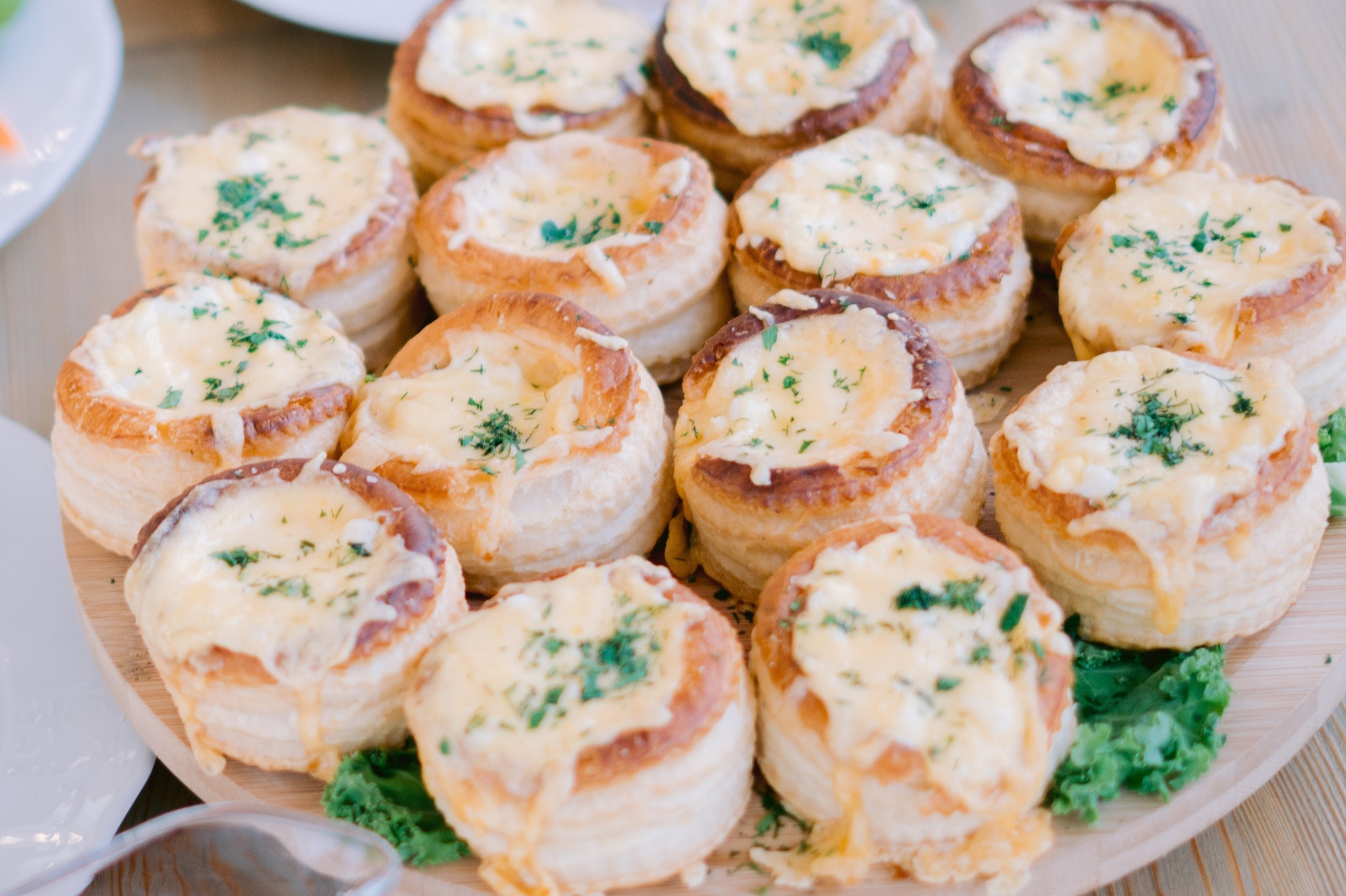 Горячие закуски из птицы Волованы с курицей в сливочном соусе, жульен