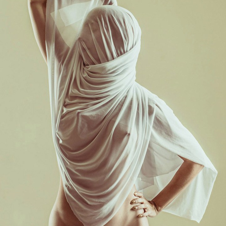 Ню под тонкой тканью, пастельный свет — ню фотограф из Краснодара