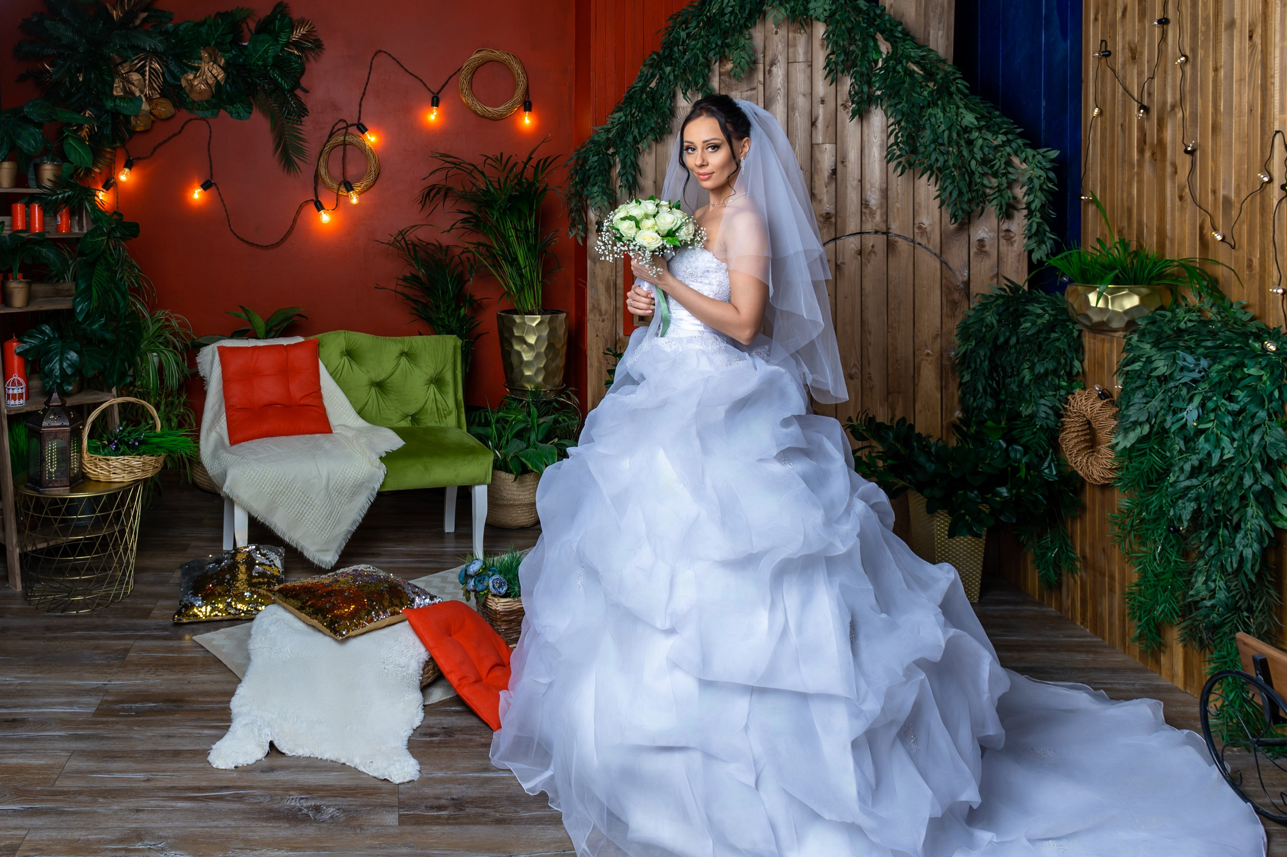 Невеста в пышном свадебном платье на фотосессии в студии после церемонии в ЗАГСе