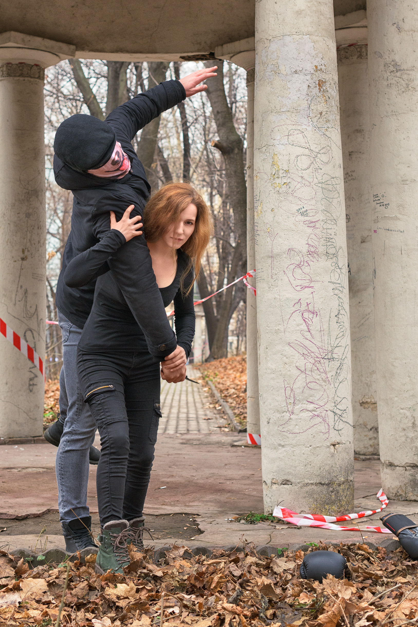 Девушка проводит приём хулигану