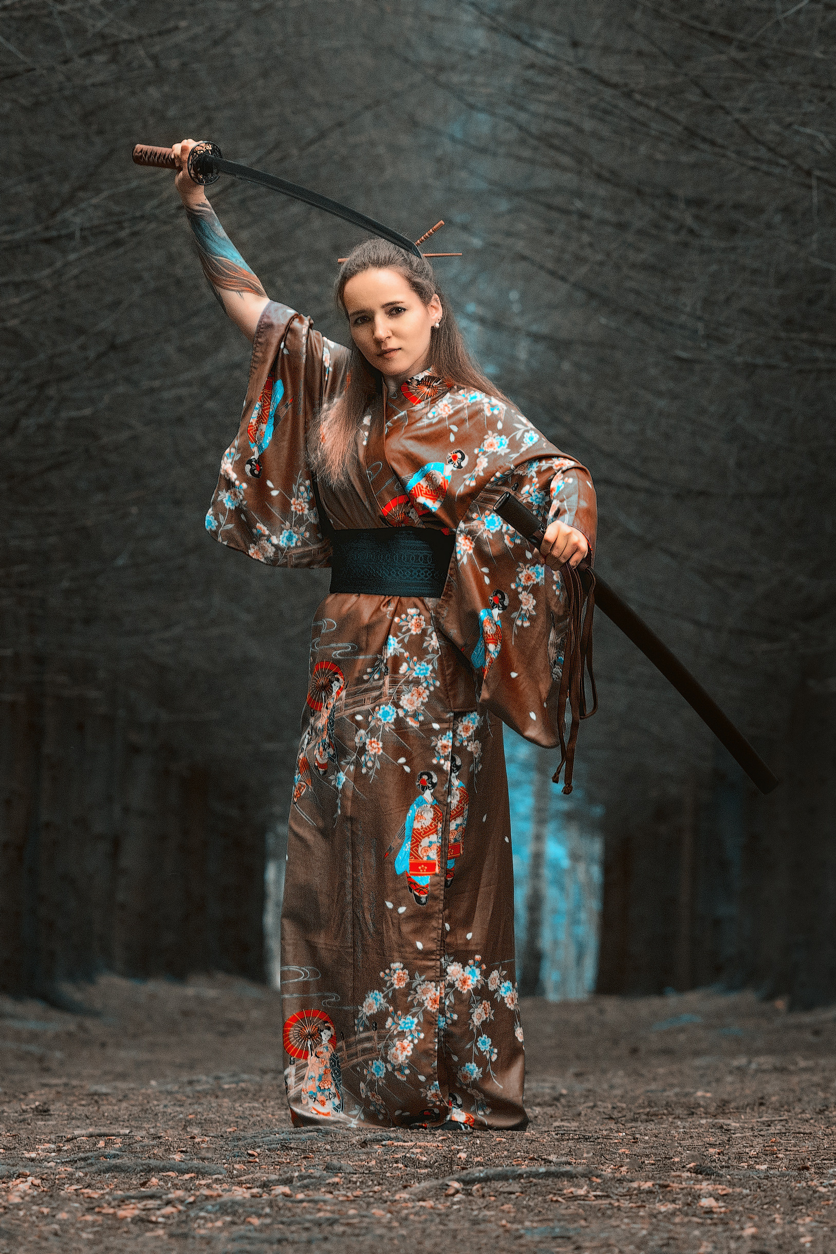 Девушка в кимоно с катана в лесу