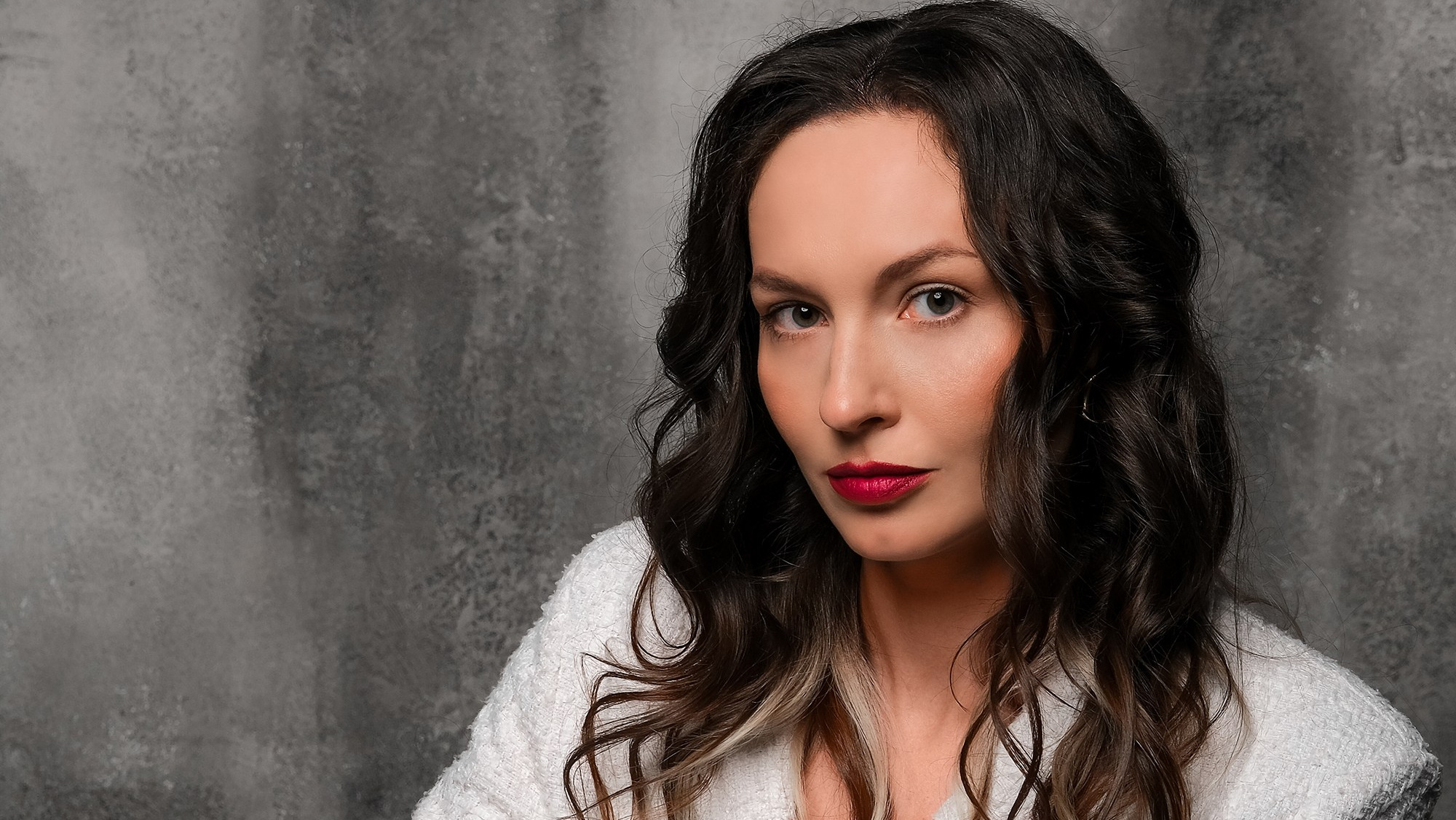 Девушка в белом пиджаке сидит на стуле и читает газету - фотосессия Краснодар