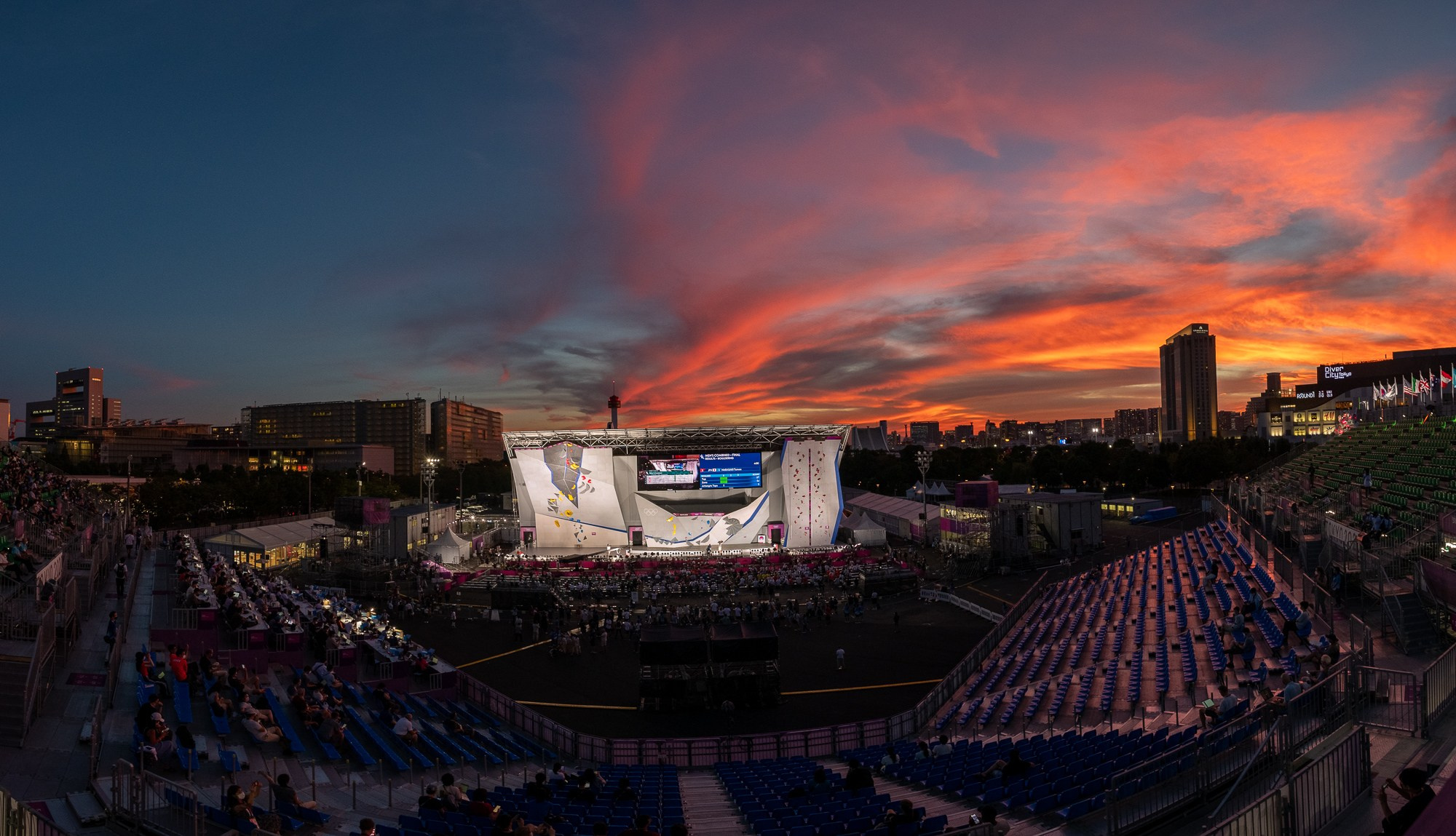 Скалодром на Олимпийских играх  Токио-2020 в лучах заката