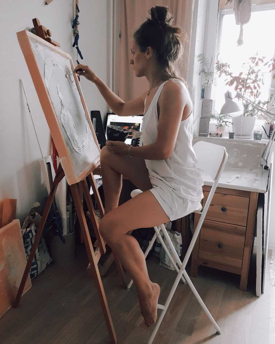 Художник-скульптор ᒪᗩ•ᕲᑌШᗩ за работой в мастерской