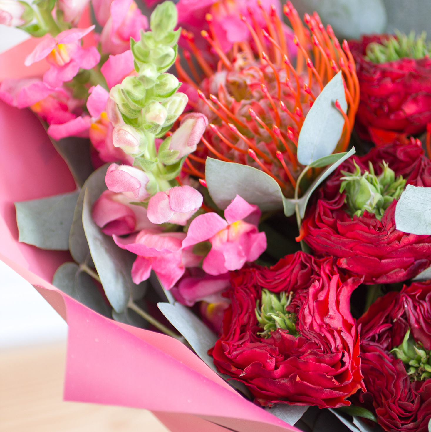 Букет розы рэд ай, леукоспермум, антирринум, эвкалипт. Флорист Маргарита Гладкова