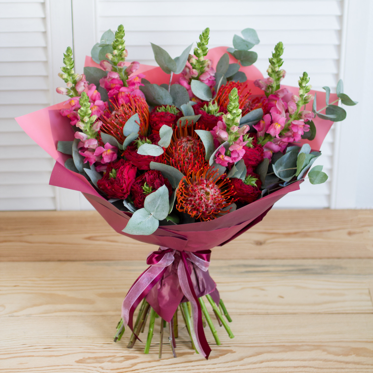 Букет розы рэд ай, леукоспермум, антирринум, эвкалипт. Флорист Маргарита Гладкова