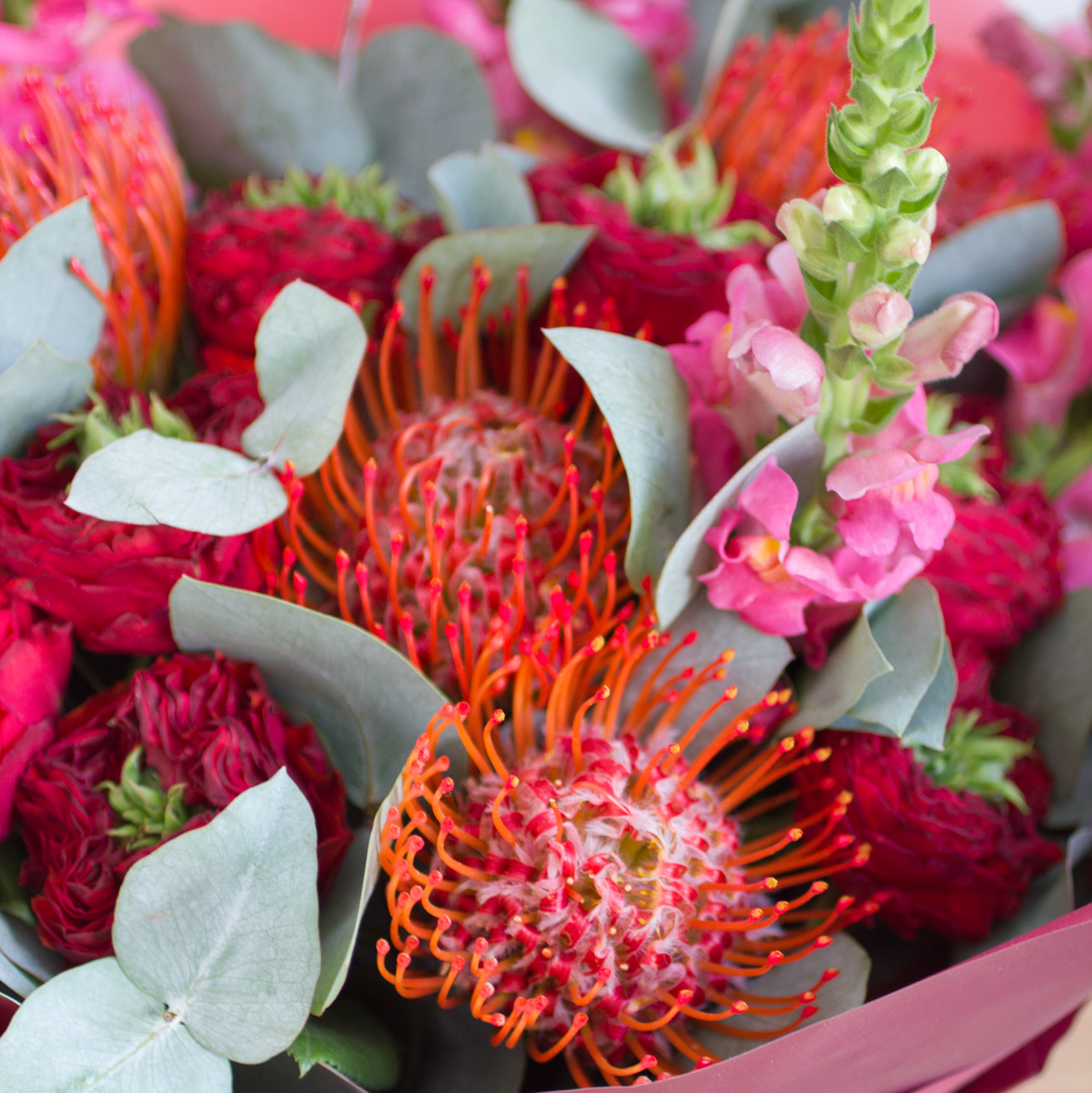 Букет розы рэд ай, леукоспермум, антирринум, эвкалипт. Флорист Маргарита Гладкова