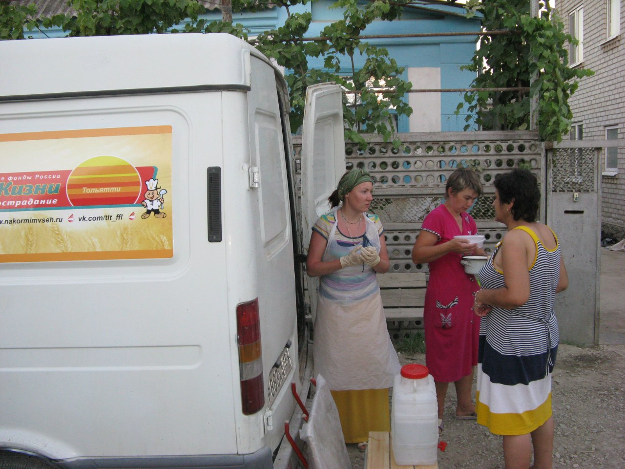 Раздача обедов в Крымске 9 июля 2012 года. Пища для Жизни