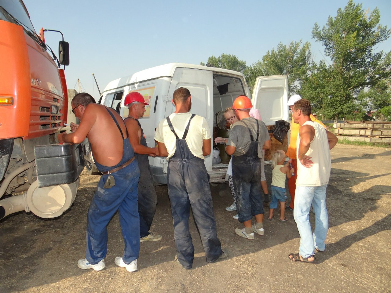 Раздача обедов в Крымске 9 июля 2012 года. Пища для Жизни