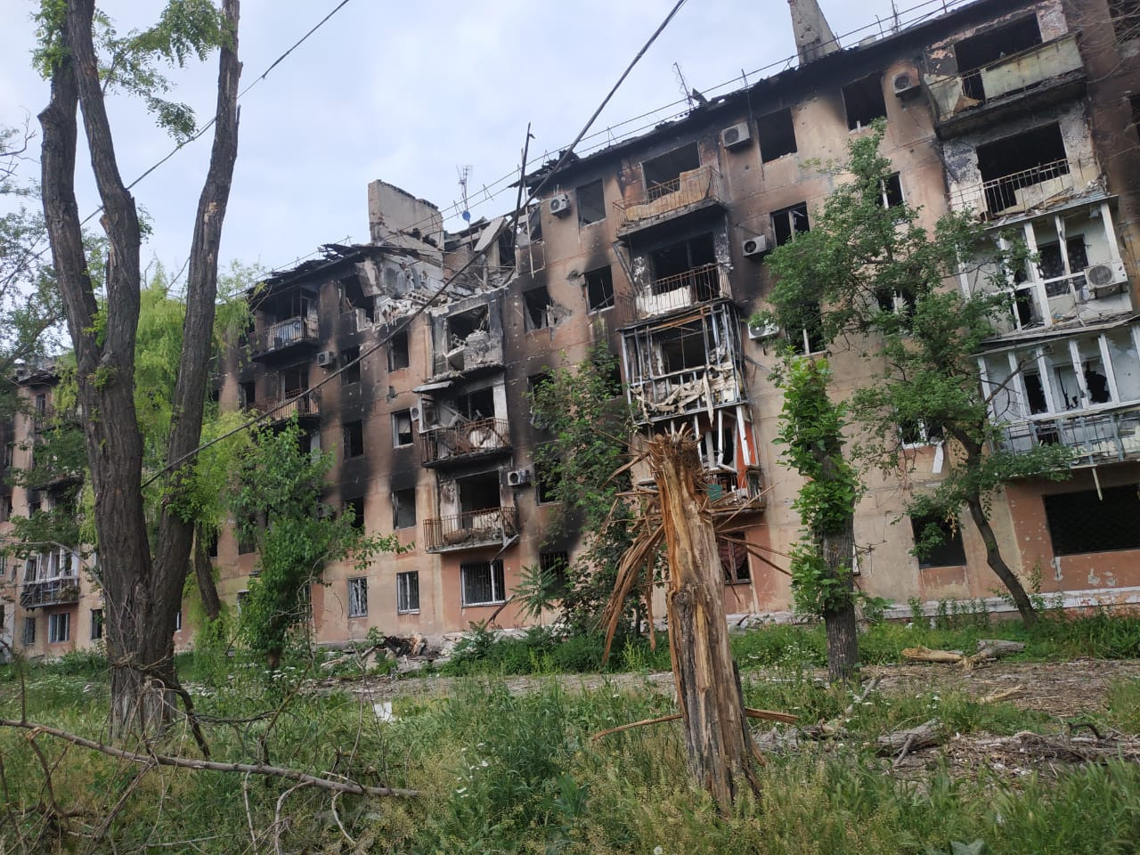 Раздача горячей пищи в Мариуполе, весна 2022 г. Пища для Жизни