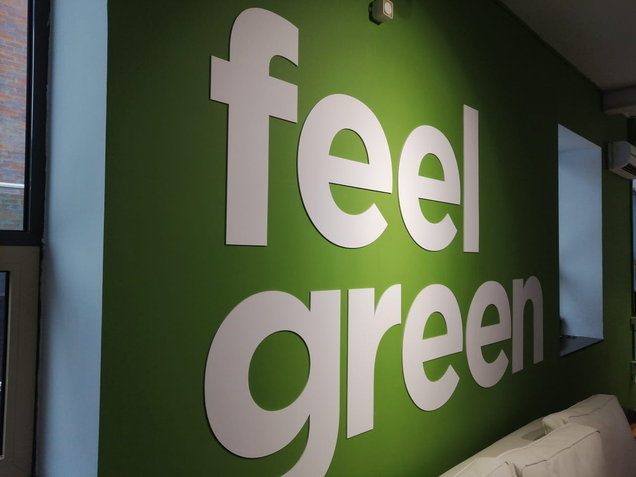 гринвей надпись на зеленом фоне feel green