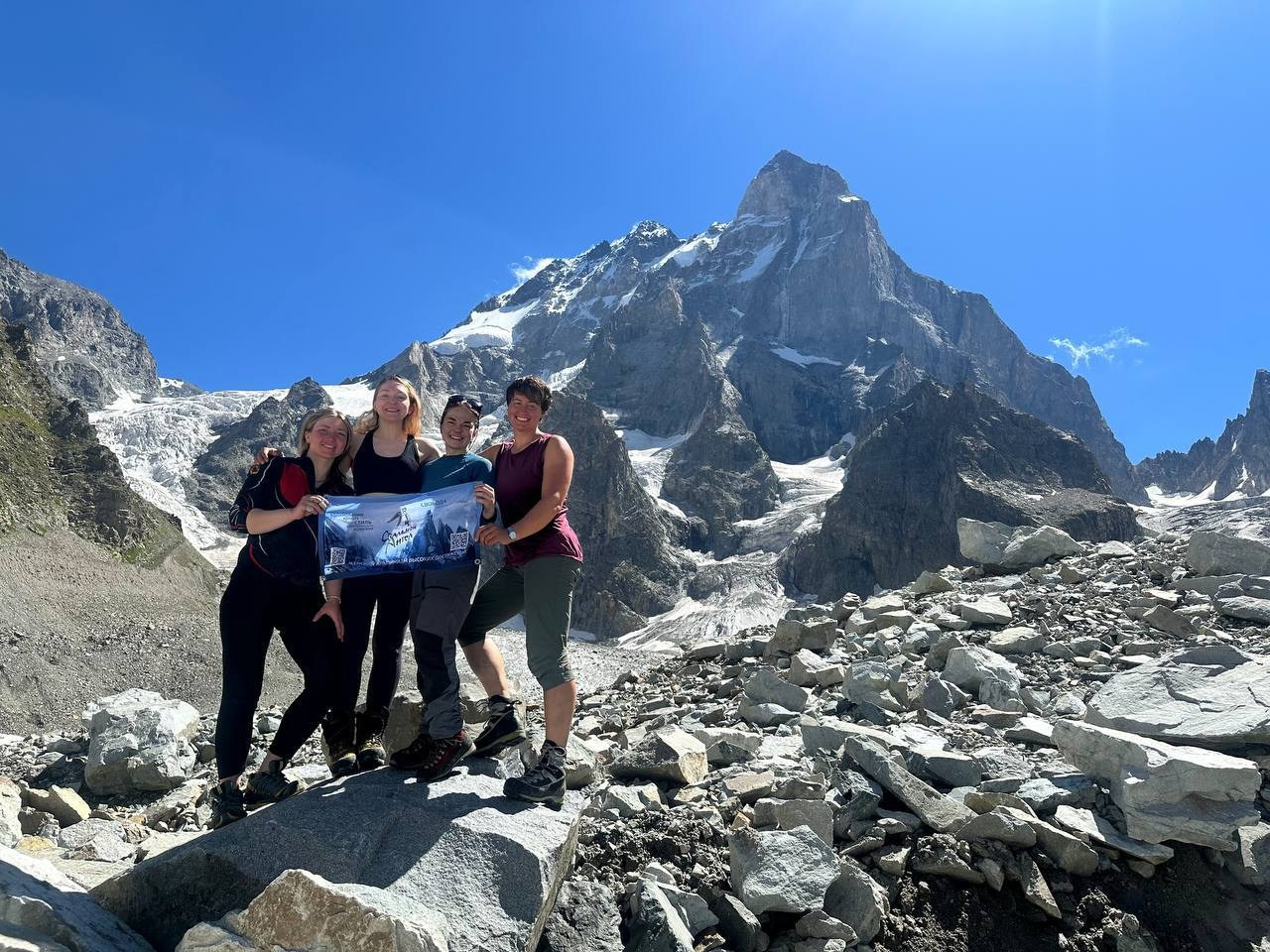 ЮЗ стена вершины Ушба Южная, маршрут Мышляева 6А (1). Премия Стальной Ангел