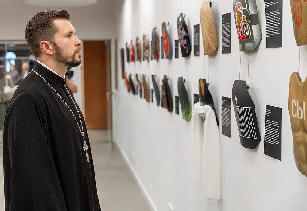 Проект «Русский Стиль» представил нижегородцам выставку «Русский Стиль: Сталь», посвящённую поиску символов и образов сегодняшнего дня. Современные художники из разных городов и регионов России получили стандартные плиты от армейских бронежилетов и отразили происходящие исторические события через образы.