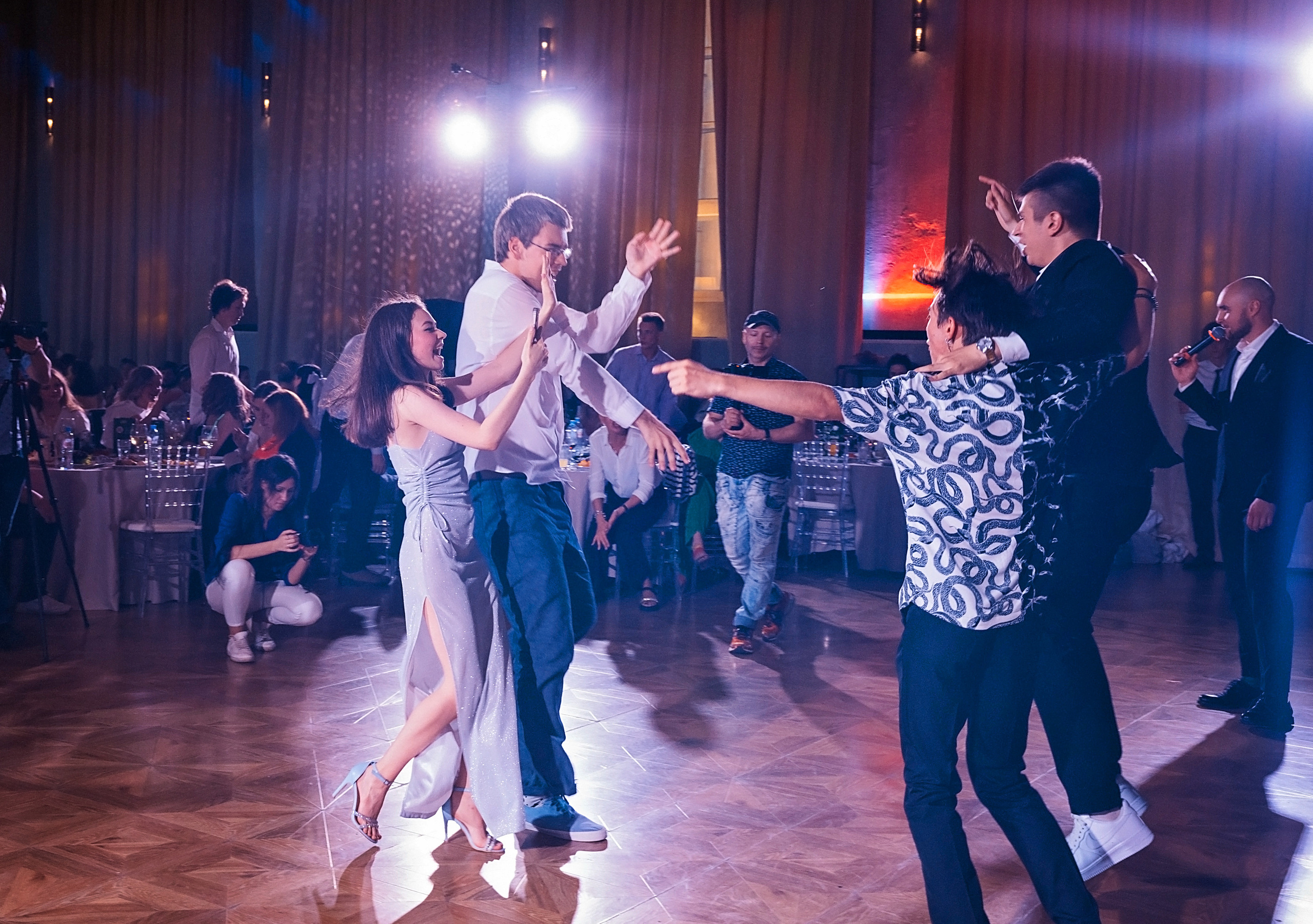 Фотография веселого празднования выпускного