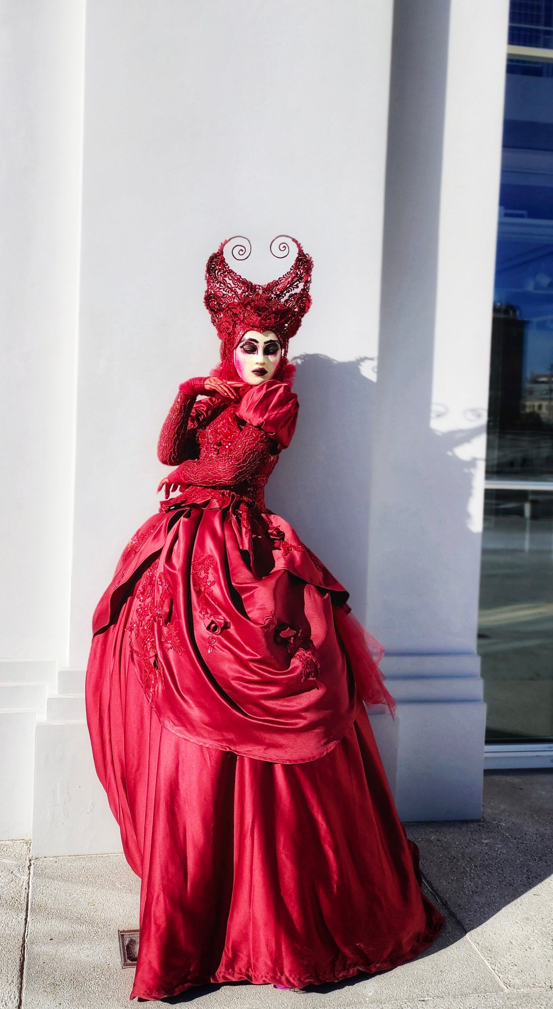 Мим от лисавлесу красиво стоит ожидая гостей на раусе у ресторана.